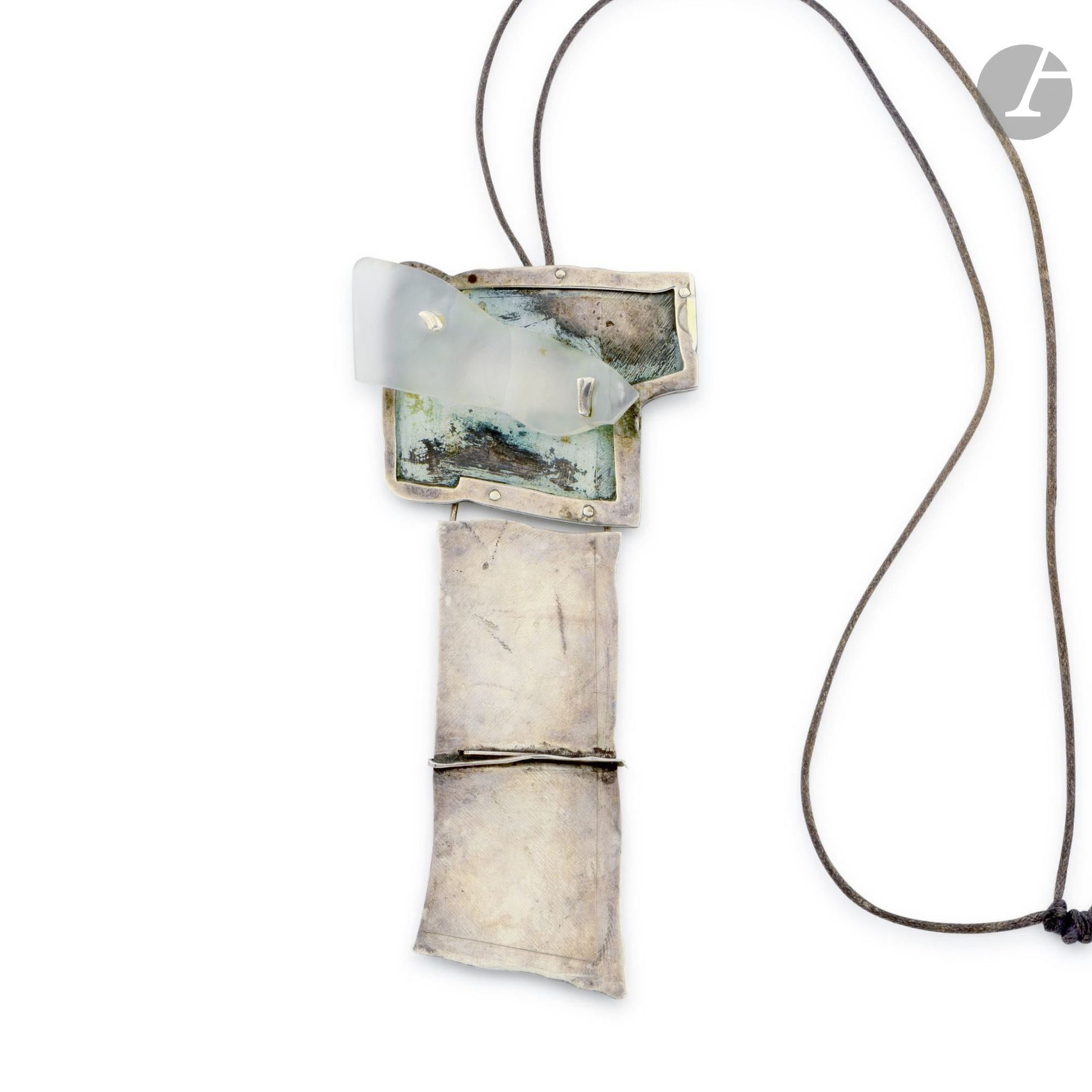 ANA FONT (1945-2016) – COLLECTION GALERIE AT HOME TOULOUSE – 2 ŒUVRES
- Broche-pendentif. Argent 800‰, méthacrylate. Années 1970. Signée ANA FONT et porte le poinçon de garantie au revers. H.12,5cm – L.6cm - Poids brut: 32,67g
- Broche. Argent 800‰. Années 1970. Porte le poinçon de garantie. H.6,4cm – L.6,3cm - Poids brut: 39,61g

Provenance:
Galerie At Home, Toulouse, fondée par Jacques Pulvermacher en 1959. 

Exposition(pour la broche-pendentif):
5e Exposition internationale – Bijoux d’art contemporain – Galerie d’art at Home, Toulouse, du 4 décembre au 3 janvier1975. Notre œuvre exposée lors de cette manifestation.