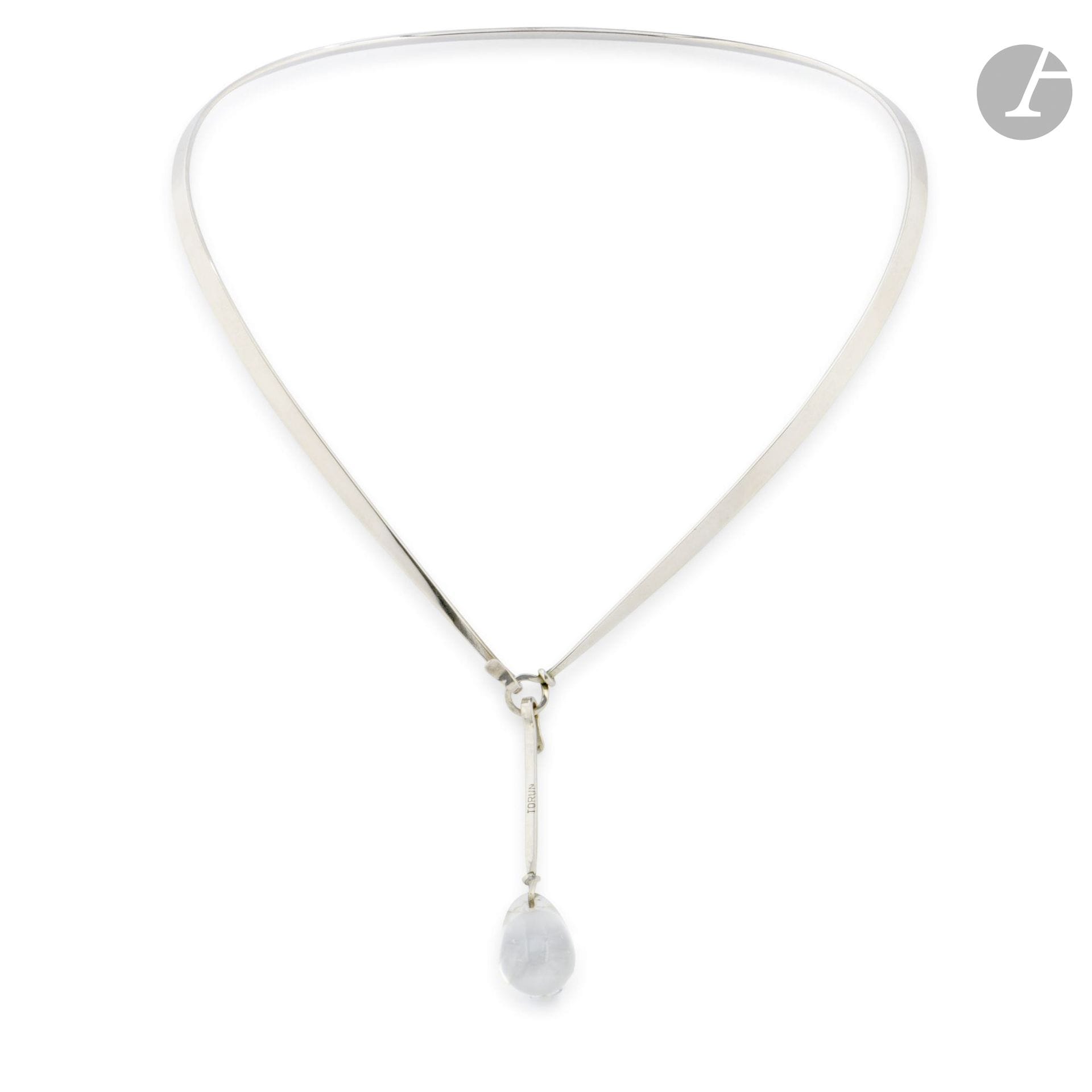VIVIANNA TORUN BÜLOW-HÜBE (1927-2004) – COLLECTION GALERIE AT HOME TOULOUSE
Série Dew Drop
Collier ras de cou et son pendentif. Argent 800‰, quartz. Années 1970. Signé TORUN et porte le poinçon de garantie sur le pendentif, et porte le poinçon de garantie sur le collier. H.21cm – L.15cm - Poids brut: 37g

Provenance:
Galerie At Home, Toulouse, fondée par Jacques Pulvermacher en 1959.