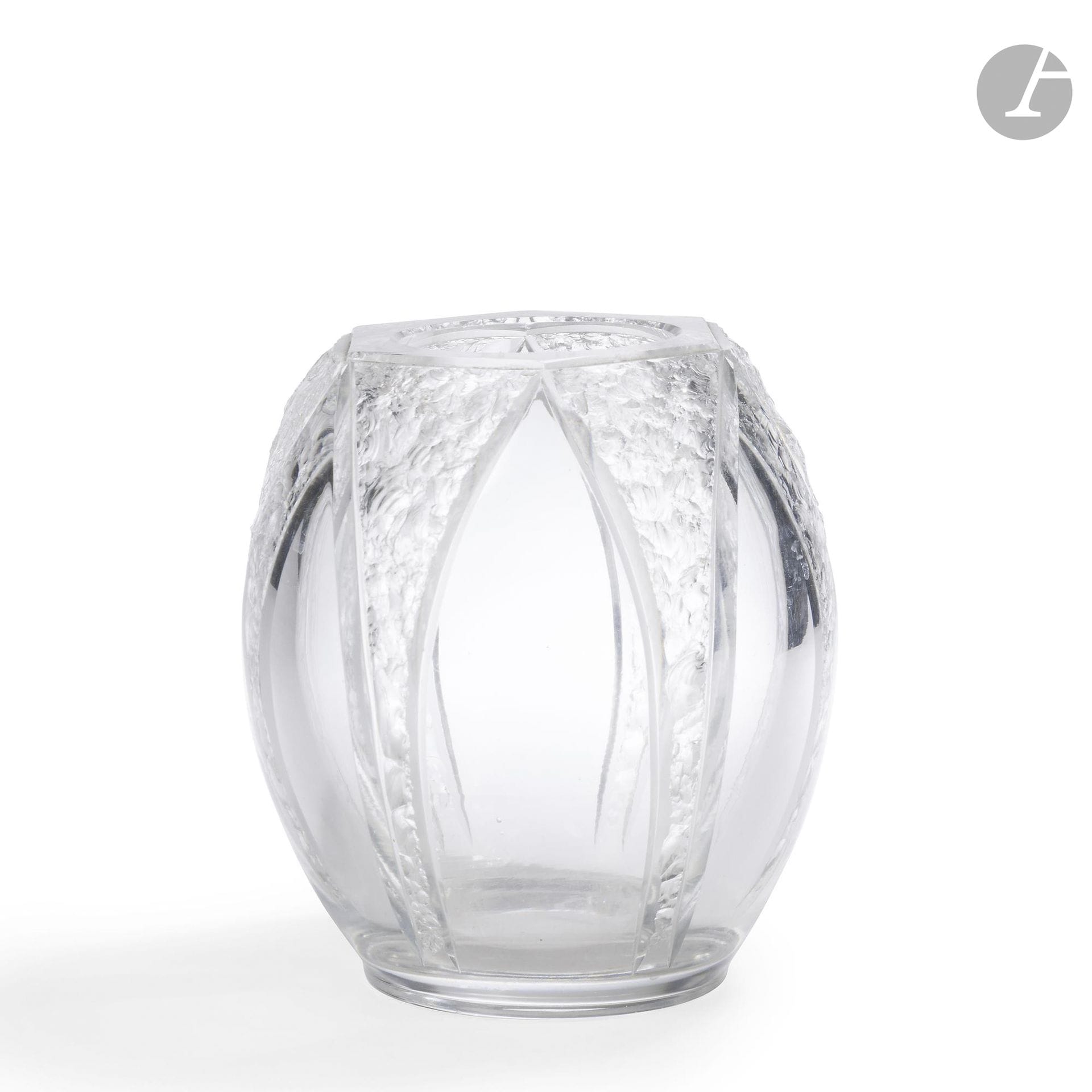 AUGUSTE HOUILLON (1885-1954) MEILLEUR OUVRIER DE FRANCE 1937
Vase ovoïde à col tronqué et traité à plat. Épreuve en cristal au décor de triangles en chute du col réalisé à la taille au burin. Années 1930. Signé A. HOUILLON 1er ouvrier de France, Lemberg (Moselle), en gravure sous la base. H.16,5cm