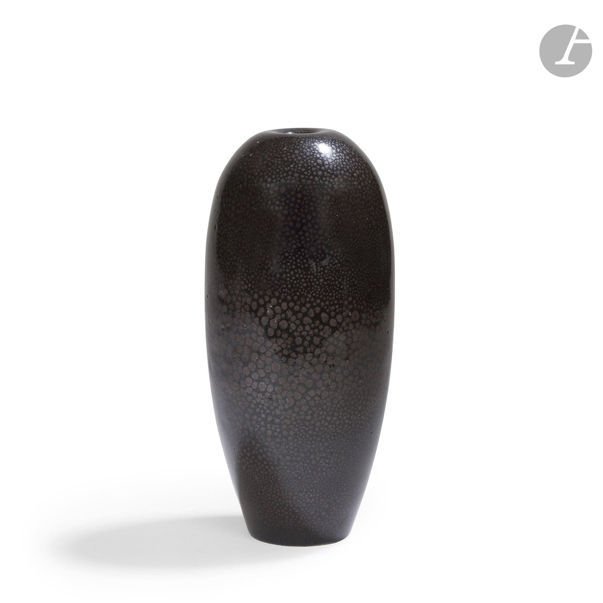 JEAN GIREL (BORN IN 1947)
Caviar, 1988
Shell-shaped vase with a narrow neck and a ring-shaped base. Glazed porcelain piece. Signed J. GIREL (19)88 on the underside of the base. H. 17.5 cm