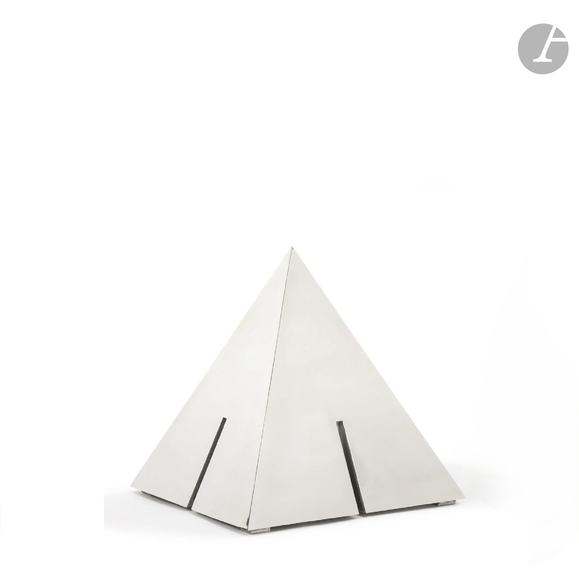 TRAVAIL DES ANNÉES 1970-1980 DANS LE GOÛT DE SERGE MANSAU (1930-2019) ET IONEL LEBOVICI (1937-1998)
Pyramide, grand format
Grande lampe de forme titre. Épreuve en feuille d’inox, la base lestée. La diffusion de la lumière assurée par le dessous et quatre ouïes, une sur chaque face en partie basse. H.45cm – L.40cm – l.40cm