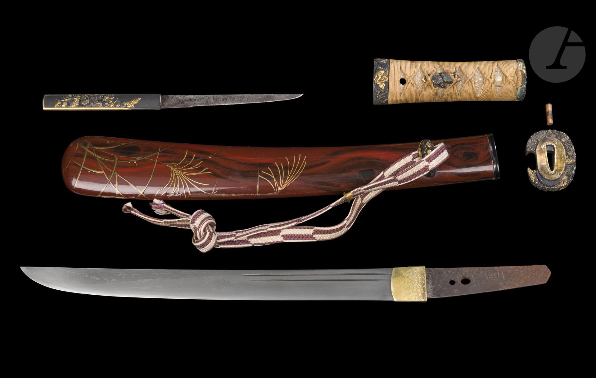 ° Tanto, Japon : lame koto, XVIe siècle ; koshirae, époque Edo (1603-1868)
Lame hira zukuri, hamon suguha, ko itame hada. Gorges futatsuji hi côté omote et Bo hi côté ura. Nakago percé de trois mekugi hana dont deux se chevauchent, signé 越前国下坂 - Echizen no kuni Shimosaka. Koshirae constitué d’un saya en laque brune imitant le bois à décor en hiramakie or de susuki (eulalies). Montures en suite avec fuchi kashira, tsuba, kurikata et kozuka en shakudo décorés en iroe takazogan de fleurs. L’arrière du kozuka traité en sogitsugi or et shakudo avec une signature ciselée Kifu Jû Naosada - 紀付住 直貞 avec kao. Fuchi signé Tsunenao - 常直 (école Ichinomiya) avec kao, menuki à décor de perdrix.
Nagasa : 29,5 cm
Accidents et manques au saya. Défauts sur la lame.