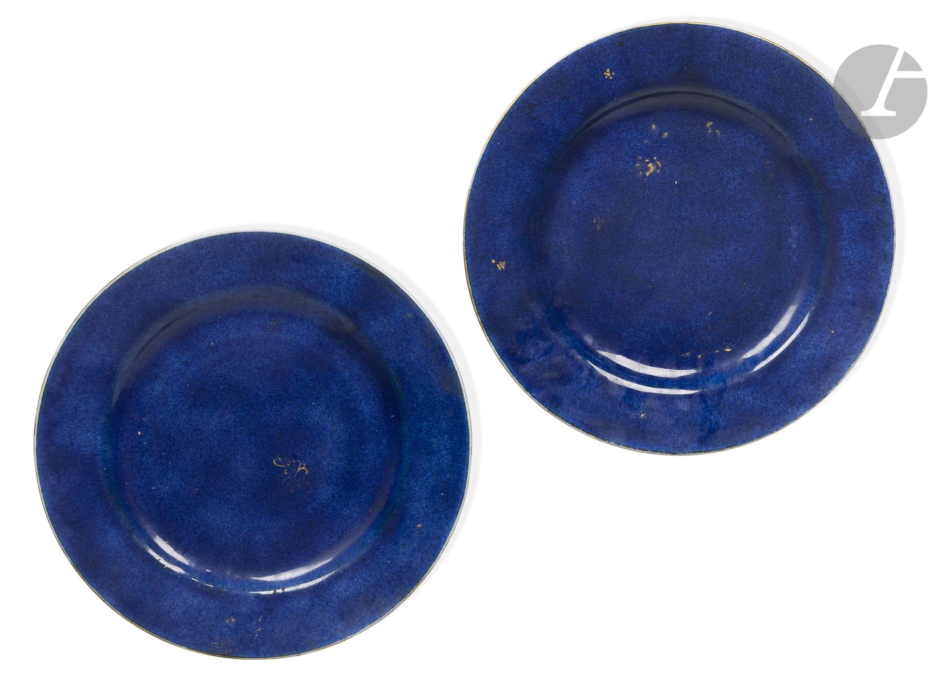 Paire de plats en porcelaine bleu poudré, Chine, époque Kangxi (début XVIIIe siècle)
De forme ronde, recouverts d’un émail bleu poudré, à l’origine décorés d’un motif probablement floral à l’or, aujourd’hui disparu suite à leur utilisation. Le dessous est émaillé blanc avec une marque à la feuille typique de l’époque Kangxi. L’étiquette de la collection Alexis Rouart.
Diamètre : 29,5 cm 
Décor à l’or effacé, égrenures.