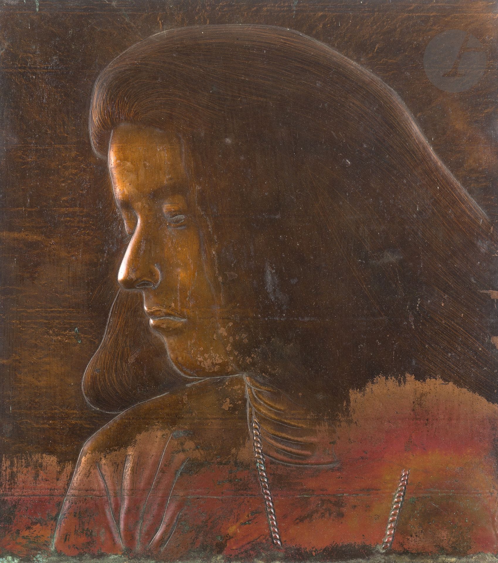 Georges Khánh (Nguyễn Gia Khánh, 29 Aout 1905 - après 1945), portrait d’une jeune femme, Vietnam, Hanoï, 1936 
Plaque de cuivre repoussé représentant une jeune femme en buste, le visage légèrement tourné, traitée avec un modelé sobre et une attention portée aux volumes du visage et à l’expression. La technique du relief permet de restituer les traits avec une construction fondée sur les volumes et les contrastes de surface. L’œuvre est signée « G. Khánh », située et datée « Hanoï 1936 » en bas à droite. 
39,9 x 35,1 cm
Léger enfoncement à droite.

Georges Khánh, de son nom vietnamien Nguyễn Gia Khánh, né le 29 août 1905 (cf. Sur l’art annamite par Henri Gourdon, président de l’Amicale artistique franco-tonkinoise. Conférence faite à l’école coloniale à Paris le 9 janvier 1914. « Revue Indochinoise », juin 1914, pp. 547-562), appartient à la première génération d’artistes formés à l’École des Beaux-Arts de l’Indochine, fondée à Hanoï par Victor Tardieu et Nam Sơn et ouverte en 1925. Il fait partie de la première promotion, aux côtés notamment de Lê Phổ, Mai Trung Thứ, Nguyễn Phan Chánh et Lê Văn Đệ. Premier élève vietnamien de cette promotion à se spécialiser en sculpture, il reçoit une formation associant l’enseignement académique européen - dessin, anatomie, composition et modelage - à l’étude des traditions artistiques vietnamiennes. Diplômé vers 1931, il devient professeur de sculpture au sein de l’École, où il enseigne jusqu’à sa fermeture en 1945, contribuant ainsi à la formation de la première génération de sculpteurs vietnamiens formés selon les méthodes académiques occidentales. Membre fondateur en 1937 du FARTA (Foyer de l’Art Annamite), il participe également au renouvellement de la scène artistique vietnamienne. Avec Vũ Cao Đàm et Lê Tiến Phúc, il réalise trois bas-reliefs monumentaux présentés à l’Exposition coloniale internationale de Paris en 1931, dont deux versions sont aujourd’hui conservées à l’Université des Beaux-Arts du Vietnam. Son œuvre connue est principalement consacrée à la sculpture de portrait, caractérisée par un réalisme attentif à l’anatomie, aux volumes et à l’expression psychologique, associée à une grande sobriété. Influencé par la sculpture académique française sans s’y limiter, Georges Khánh développe un langage sculptural qui conjugue l’enseignement occidental et une conception vietnamienne plus retenue de la représentation. Par son activité d’artiste et surtout par son enseignement, il compte parmi les figures fondatrices de la sculpture moderne vietnamienne.