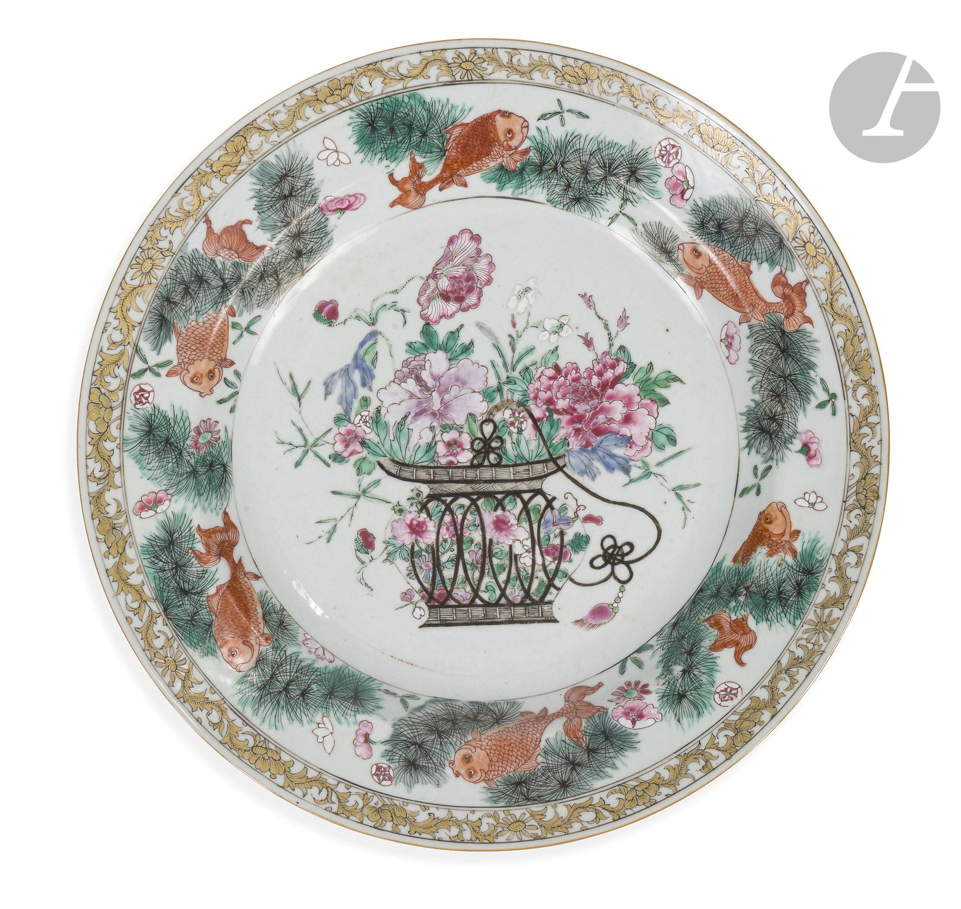 Petit plat en porcelaine de la famille rose à décor de fleurs et poissons, Chine, XVIIIe siècle 
À décor central d’un grand panier ajouré rempli de diverses fleurs et de grosses pivoines agrémenté d’une anse en ruban noir formant des nœuds. Le marli est orné de six grands poissons émaillés en rouge de fer évoluant parmi des algues et petites fleurs. Le bord est décoré d’une frise de rinceaux et fleurs émaillés or.
Diamètre : 31,5 cm
Petit fel.

Provenance :
Château de Ternant.