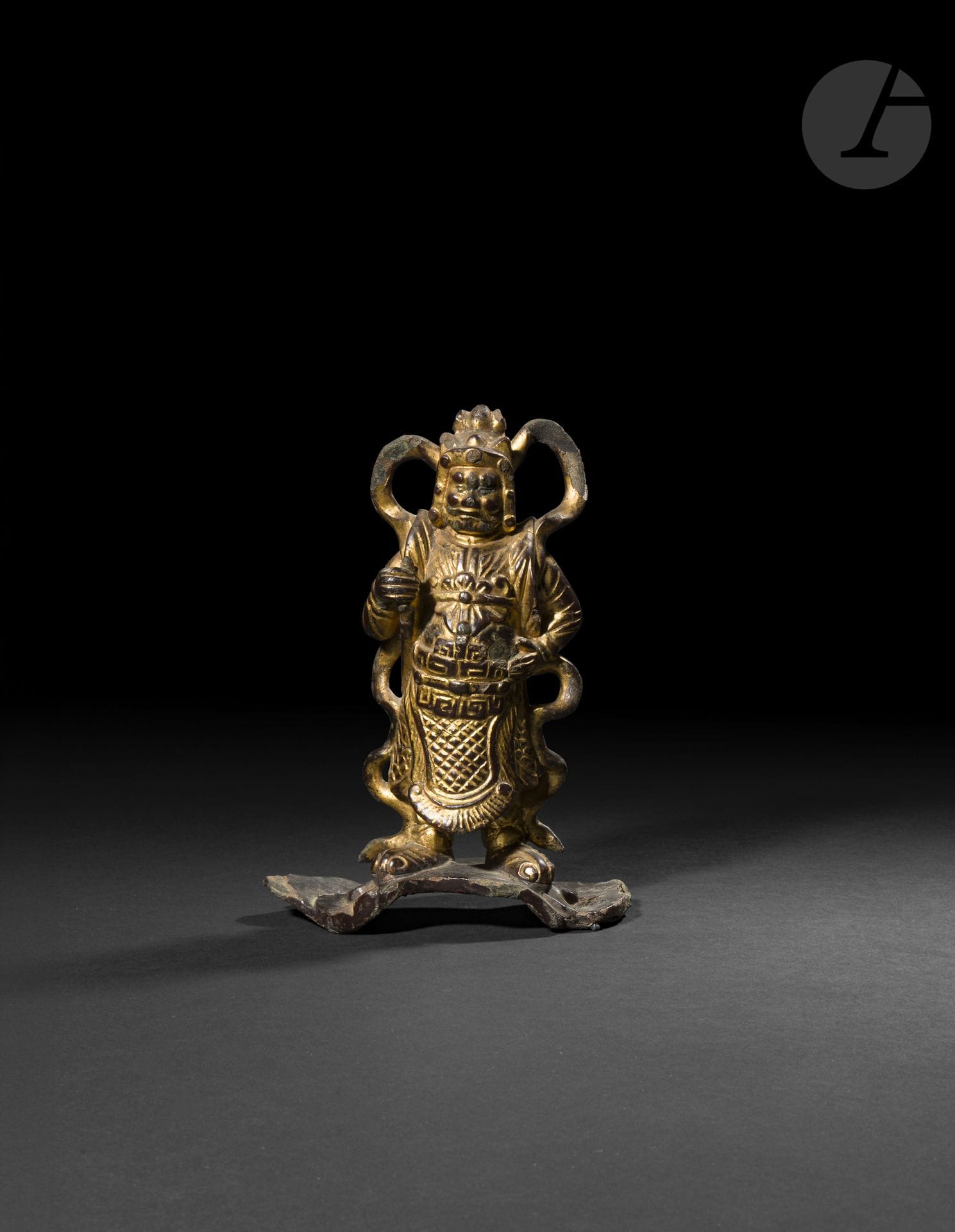 Personnage en alliage de cuivre laqué or et rouge, Chine, XVIIe siècle
Représenté debout, vêtu d’une armure, portant une coiffe de guerrier et entouré de l’écharpe ondoyante habituelle dans la représentation des gardiens de la religion bouddhiste. Il provient très certainement d’un groupe plus important car il figure sur une base rectangulaire convexe au centre, munie de deux orifices permettant sa fixation sur un élément plus important.
Hauteur : 21 cm