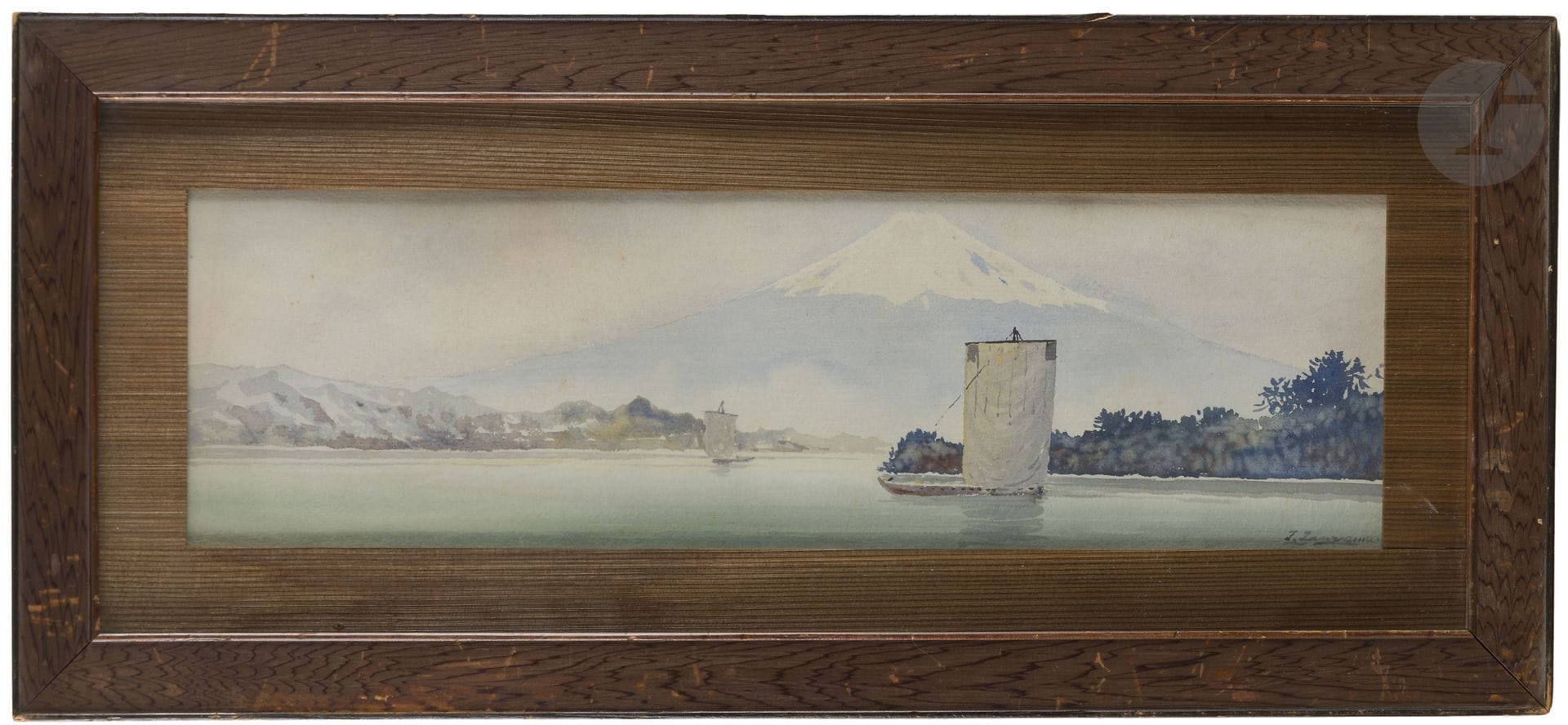 Trois aquarelles sur papier, Japon, époque Meiji (1868-1912)
Encre et polychromie sur papier représentant chacune un paysage lacustre agrémenté de bateaux à voile, de collines et montagnes, de ponts et habitations, avec pour deux le mont Fuji en arrière-plan. Il s’agit d’aquarelles typiques du mouvement yō-ga - 洋画, peintures japonaises de style occidental. Les premiers caractères de la signature sont difficilement lisibles, le nom se termine par « yama ».
Dim. à vue : 21,8 x 29,4 ; 21,8 x 29,6 et 13,5 x 46 cm
Encadrées avec cadres d’origine japonais.