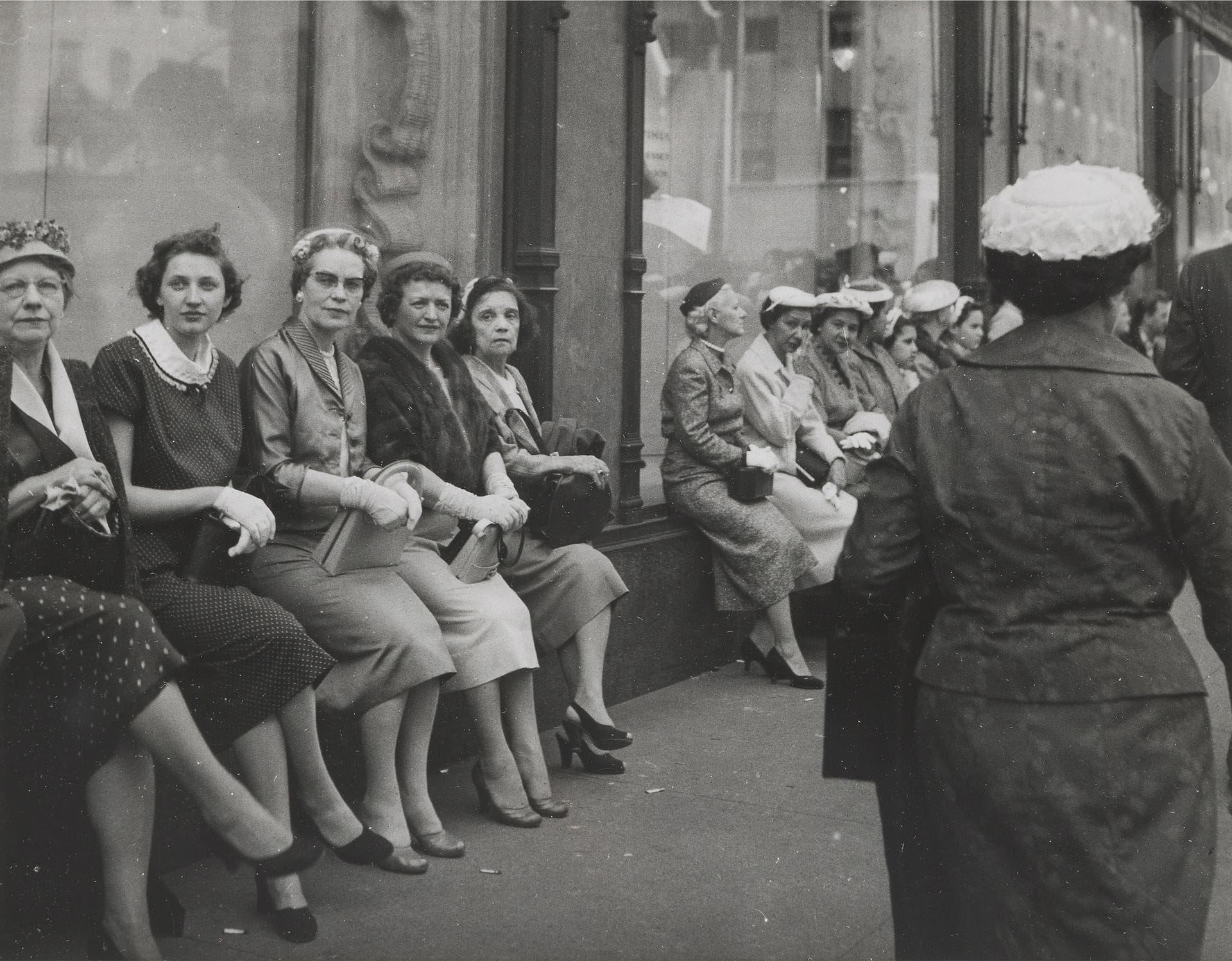 Brassaï (Gyula Halász, dit) (1899-1984)
Le Repos. New York, 1957. 
Épreuve argentique d'époque. Tampon "Brassaï - 81, rue du Faubrg St-Jacques - Paris XIVe", tampon de la succession Brassaï, légende et date au crayon au verso. 
23 x 29,5 cm - cadre 

Provenance : 
Vente Brassaï, Millon & Associés, Paris, 2 octobre 2006, N°566.