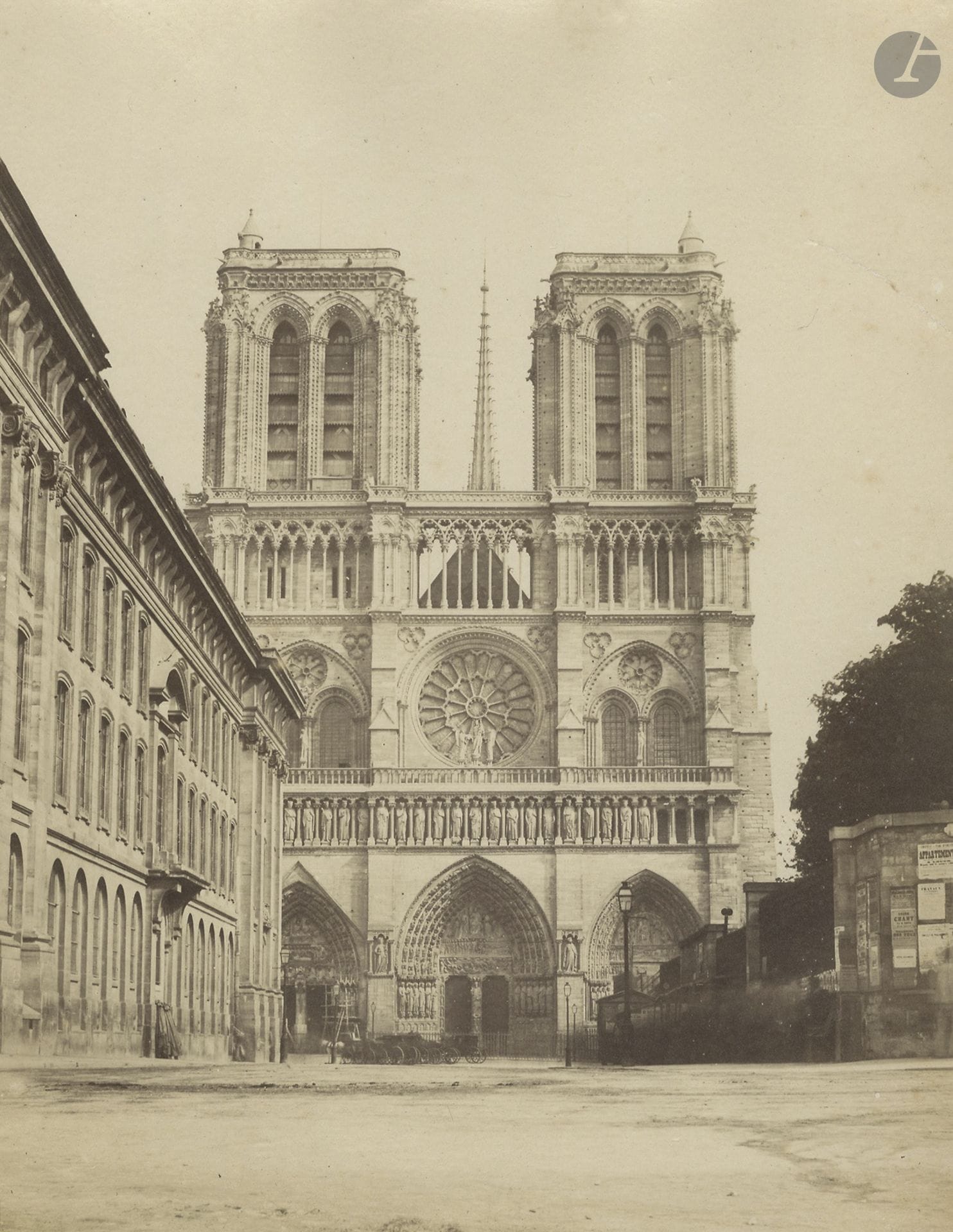 Photographe non identifié
Notre-Dame de Paris. Église de la Madeleine. Paris, c. 1860-1865.
Deux épreuves sur papier albuminé, contrecollées sur cartons. Signature illisible sur l'une des épreuves, annotations et date (1) sur les montages.
12,5 x 17 et 24 x 19 cm