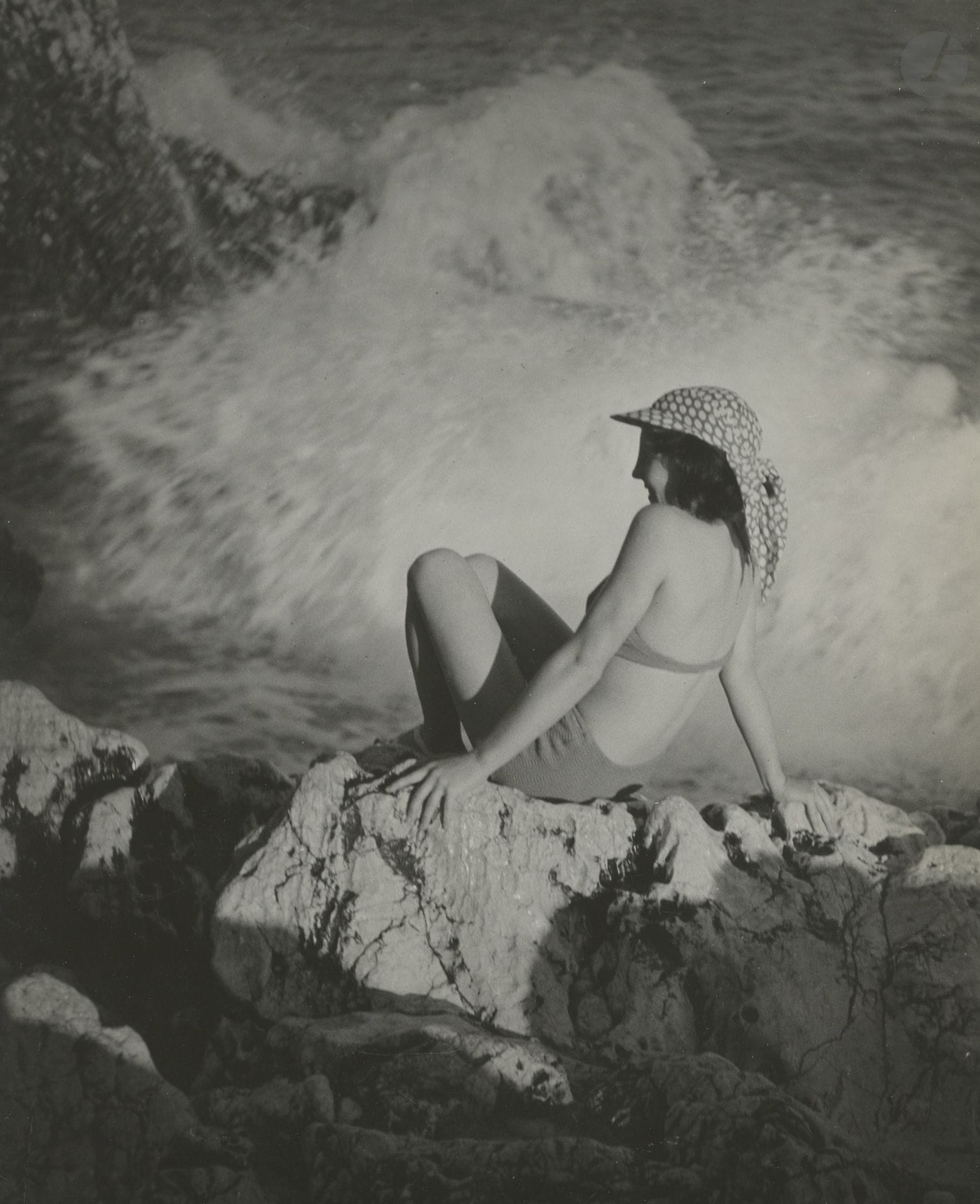 Václav Jírů (1910-1980)
La vie en plein air [bords de mer], c. 1935-1940.
Huit épreuves argentiques d'époque. Nombreuses signatures et tampon du photographe, ainsi que celui du distributeur "Pawel Barchan" aux versos. 
Format moyen : 30 x 24 cm 

Provenance : Archives Pawel Barchan.