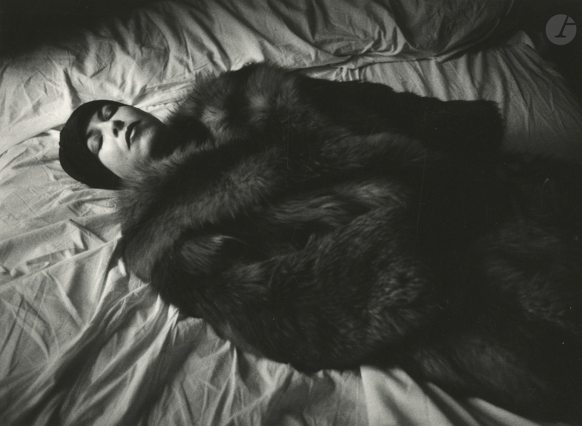 Christer Strömholm (1918–2002)
Angelica. Paris, 1974.
Silver print (from the portfolio *L'Ensoleillement des Solitudes*, edition of 50 copies, Coromandel Express, 1999), signed with the photographer’s initials and fingerprint, with handwritten annotations on the reverse.
Image: 22 x 29.8 cm - Sheet: 26.5 x 32.5 cm