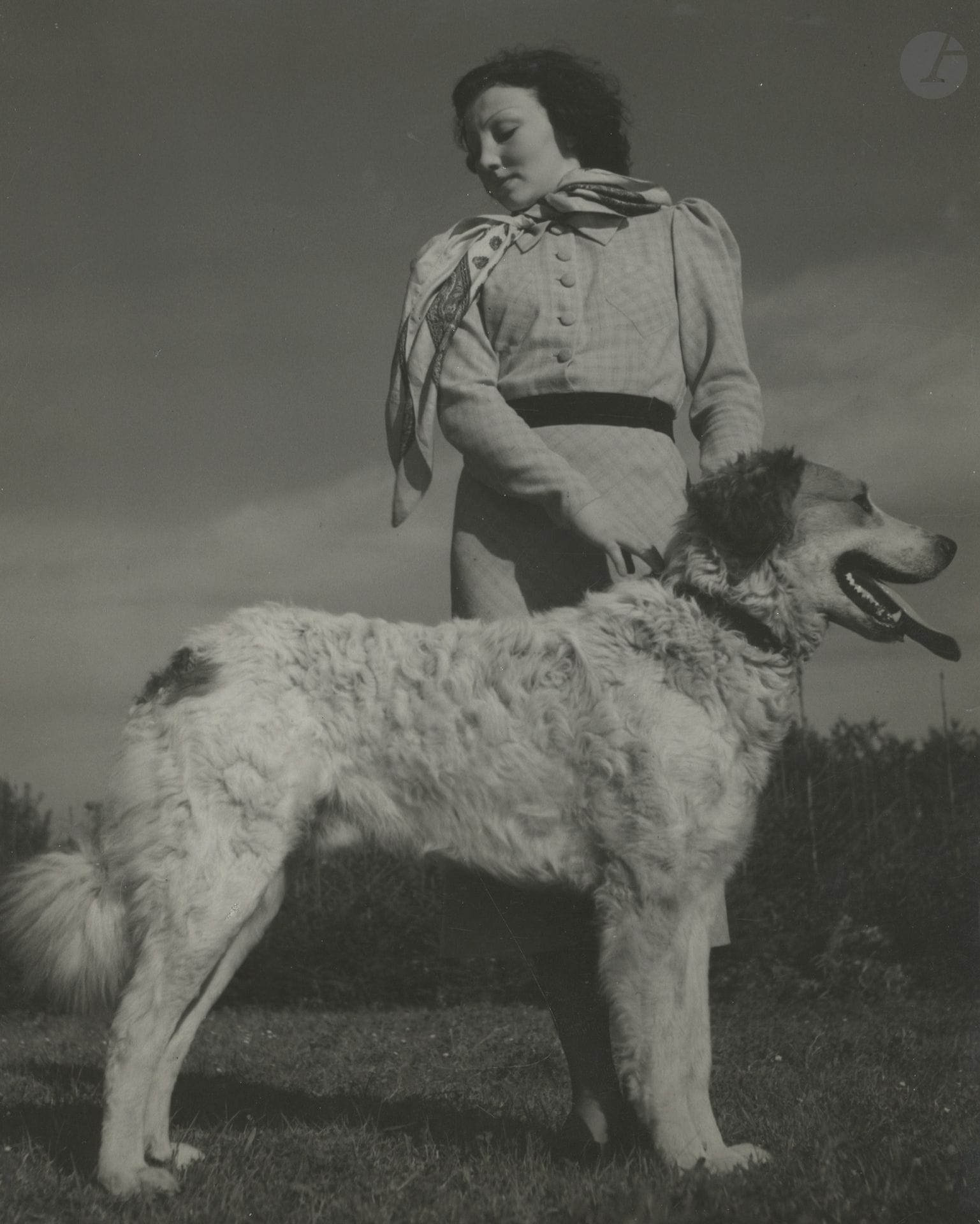 Václav Jírů (1910-1980)
Chiens et leurs maîtresses, c. 1935-1940.
13 épreuves argentiques d'époque. Nombreuses signatures et tampon du photographe, ainsi que celui du distributeur "Pawel Barchan" aux versos. 
Formats : de 28 x 22 à 30 x 24 cm 

Provenance : Archives Pawel Barchan.