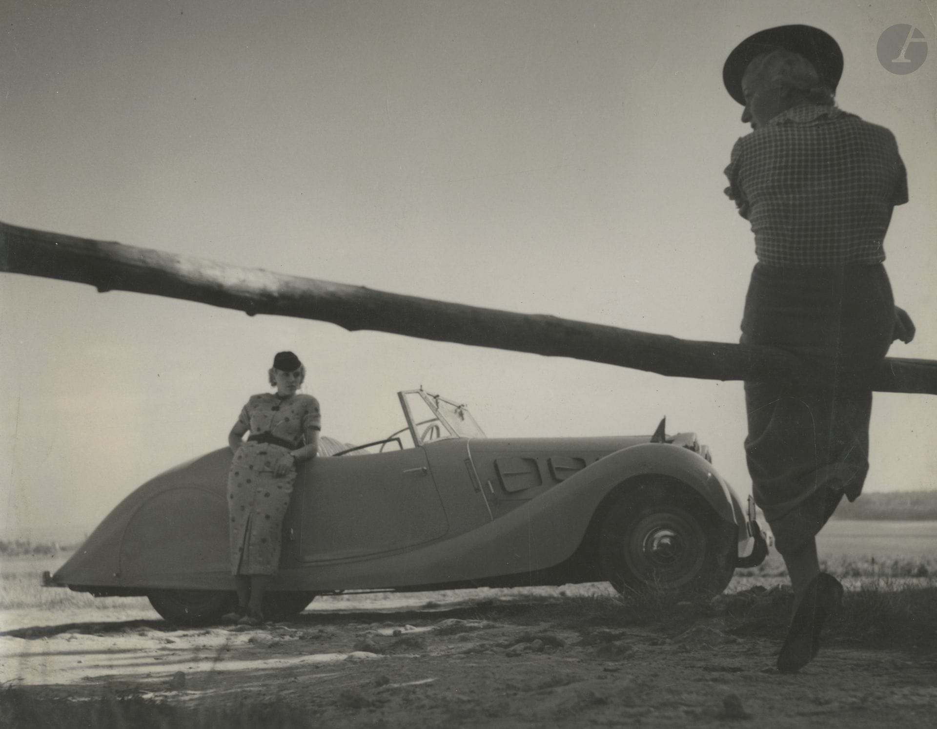 Václav Jírů (1910-1980)
Mode et automobile, c. 1935-1940.
Six épreuves argentiques d'époque. Nombreuses signatures et tampon du photographe, ainsi que celui du distributeur "Pawel Barchan" aux versos. 
Formats : de 28 x 21 à 30 x 24 cm 

Provenance : Archives Pawel Barchan.