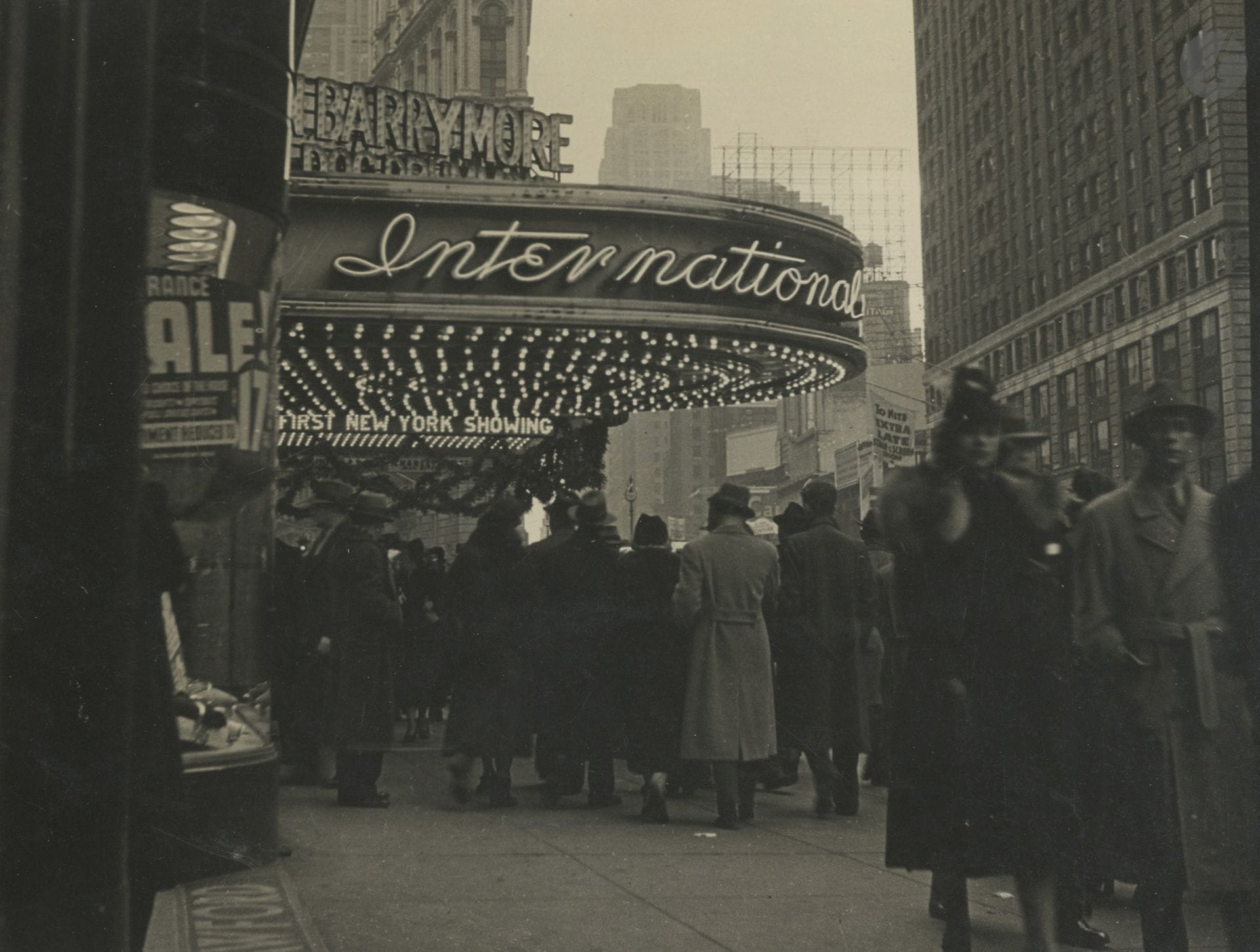 Ralph Briggs 
Holiday Fever. New York, 1937. 
Vintage silver gelatin print, mounted on cardboard, signed and titled in pencil on the mounting at the bottom. Photographer’s credit, date, technical specifications, and labels from exhibitions and “Camera Clubs” on the back of the mounting. 
19 x 25 cm