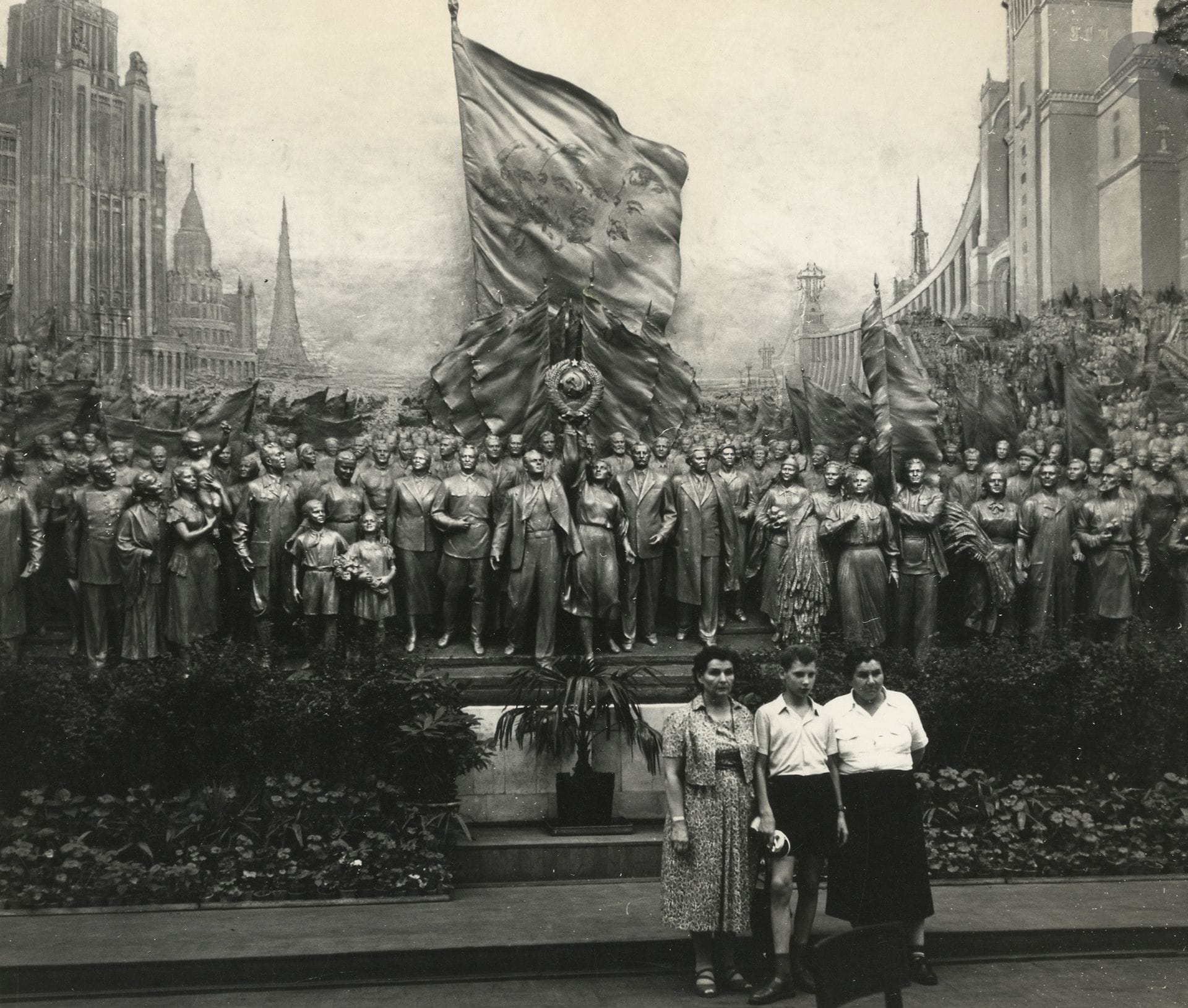 Jan Lukas (1915-2006)
Gloire au porte-étendard de la paix, au peuple soviétique [haut-relief d'Evgueni Voutchetitch]. Moscou, 1959.
Épreuve argentique d'époque, tamponnée, annotée et datée au verso.
25,8 x 30,2 cm

Longtemps considérée comme perdue, cette œuvre a été redécouverte en 2014 derrière une fausse cloison du VDNKh à Moscou lors de sa restauration.