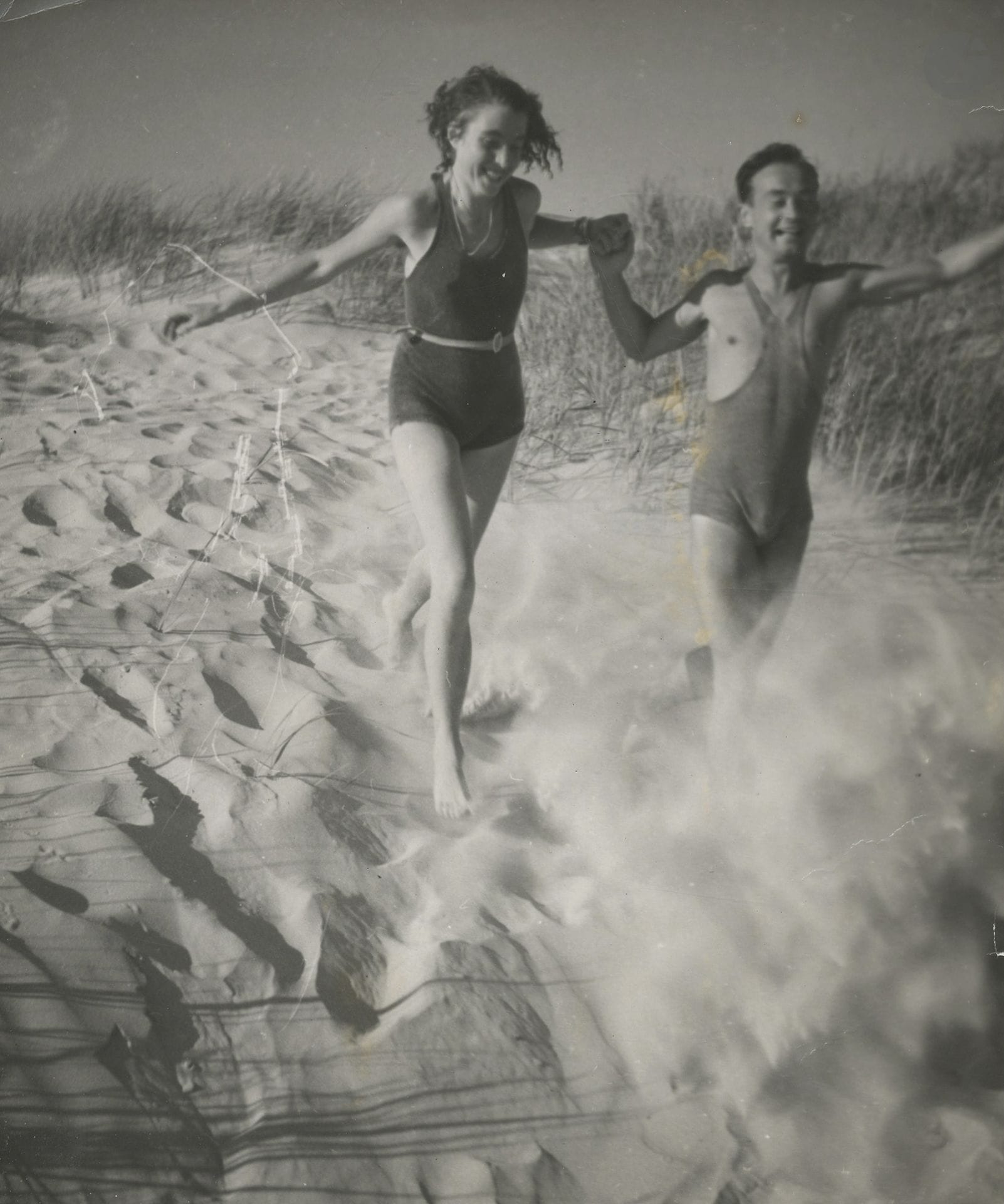 Jan Lukas (1915-2006) 
La vie en plein air [couple sur la plage], c. 1935-1940.
Quatre épreuves argentiques d'époque. Nombreuses signatures et tampon du photographe, ainsi que celui du distributeur "Pawel Barchan" aux versos. 
Formats : de 24 x 25 à 28 x 23 cm 

Provenance : Archives Pawel Barchan.