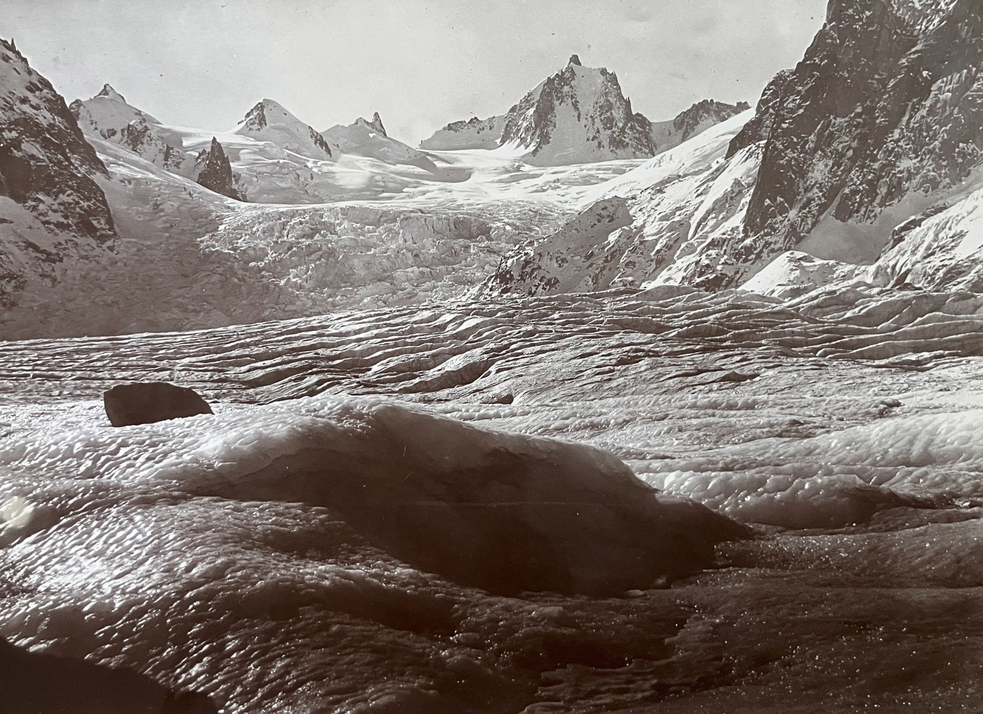 Unidentified amateur photographer
Norway. France. Italy, c. 1890–1900.
Port. Geiranger Church. Naerofjord. Saint-Pierre de Paladru. Isère. Chamechaude. Étançons Glacier. Les Drus. The Seracs of the Giant. Mont Blanc Massif. Lake Garda. Car accident.
Oblong in-4 album with a cardboard cover, containing 37 prints on citrate paper, inserted into the pages.
Average print size: 18 x 24 cm