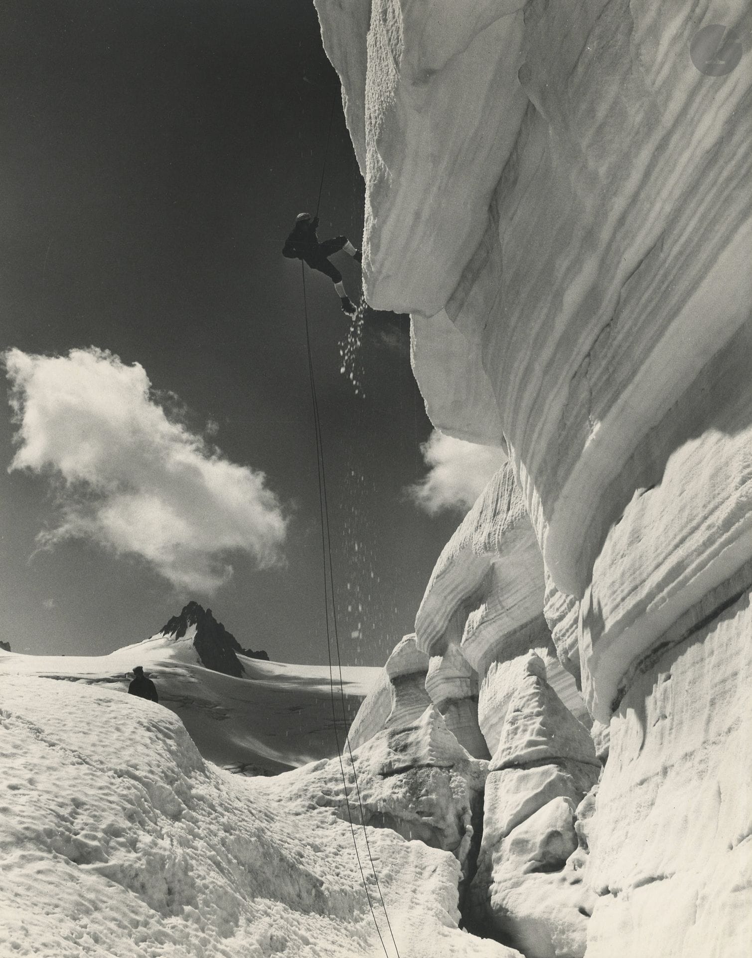 Pierre Tairraz (1933-2000)
Alpiniste. Alpes, c. 1960.
Épreuve argentique d'époque, tamponnée "Photographie P. Tairraz - Chamonix" au verso. Léger manque de gélatine en haut. 
40 x 30 cm