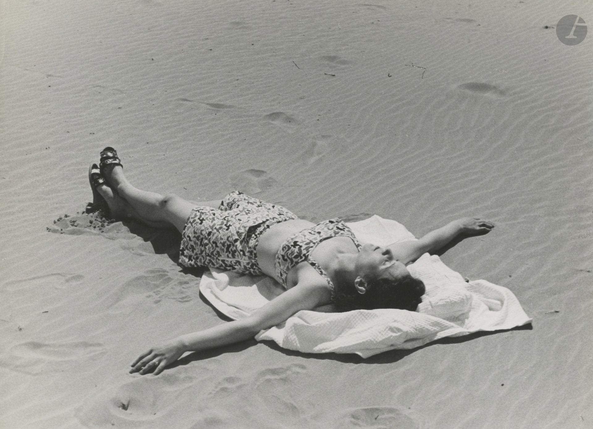 R. Spira
Young Woman on the Beach, c. 1930.
Nine vintage silver prints. A few stamps from the photographer and the distributor “Pawel Barchan” on the reverse. 
Sizes: from 17 x 23 to 29 x 23 cm 

Provenance: Pawel Barchan Archives.