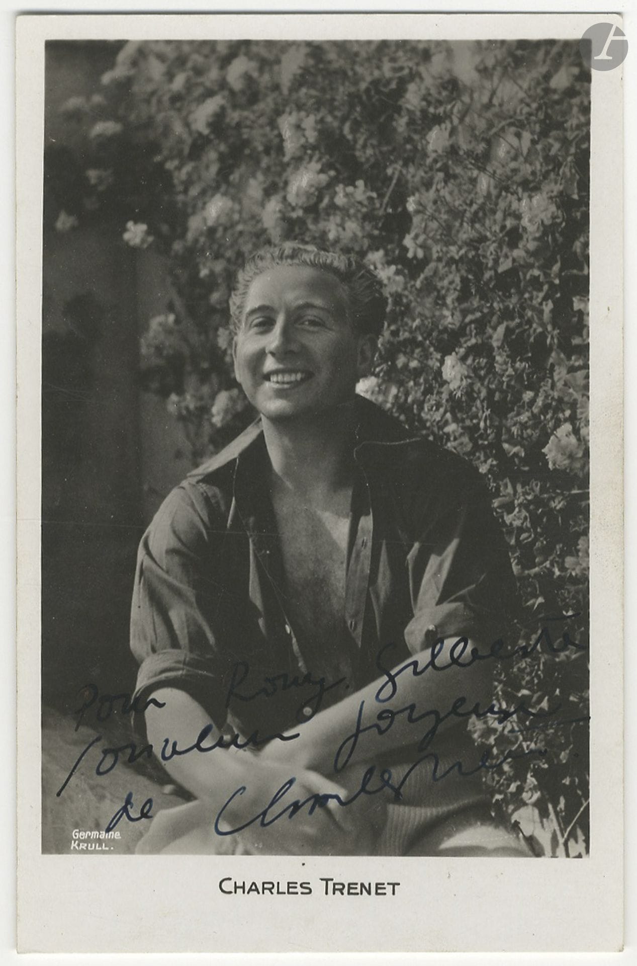 Germaine Krull (1897-1985)
Charles Trenet, c. 1935.
Épreuve argentique d'époque au format carte postale. Signature de la photographe dans le négatif et titre imprimé dans la marge inférieure. Dédicace de Charles Trenet à l'encre sur l'image.
Image : 12,2 x 8,2 cm - Feuille : 14 x 9 cm