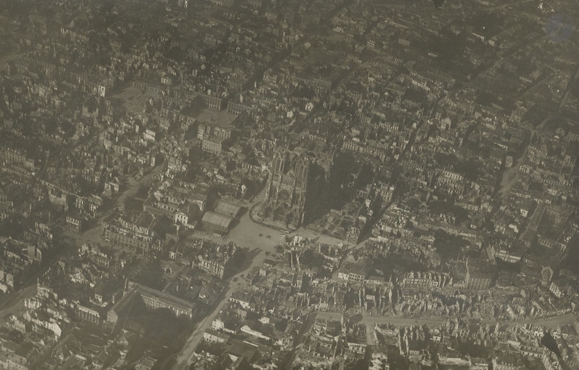 Unidentified photographer
Aerial photograph. World War I, ca. 1914–1918.
Reims Cathedral. Ruins. Airfields. Trenches. Combat zones. Canals. Flight squadrons. 
23 vintage silver gelatin prints.
Medium format: 11 x 17 cm
