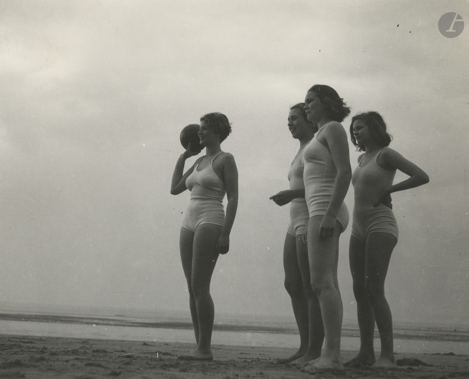 Réné Zuber (1902-1979)
Sur la plage, c. 1935-1940.
Six épreuves argentiques d'époque. Quelques tampons du photographe et du distributeur "Pawel Barchan", ainsi que des annotations manuscrites aux versos. 
Formats : de 24 x 23 à 28 x 23 cm

Provenance : Archives Pawel Barchan.