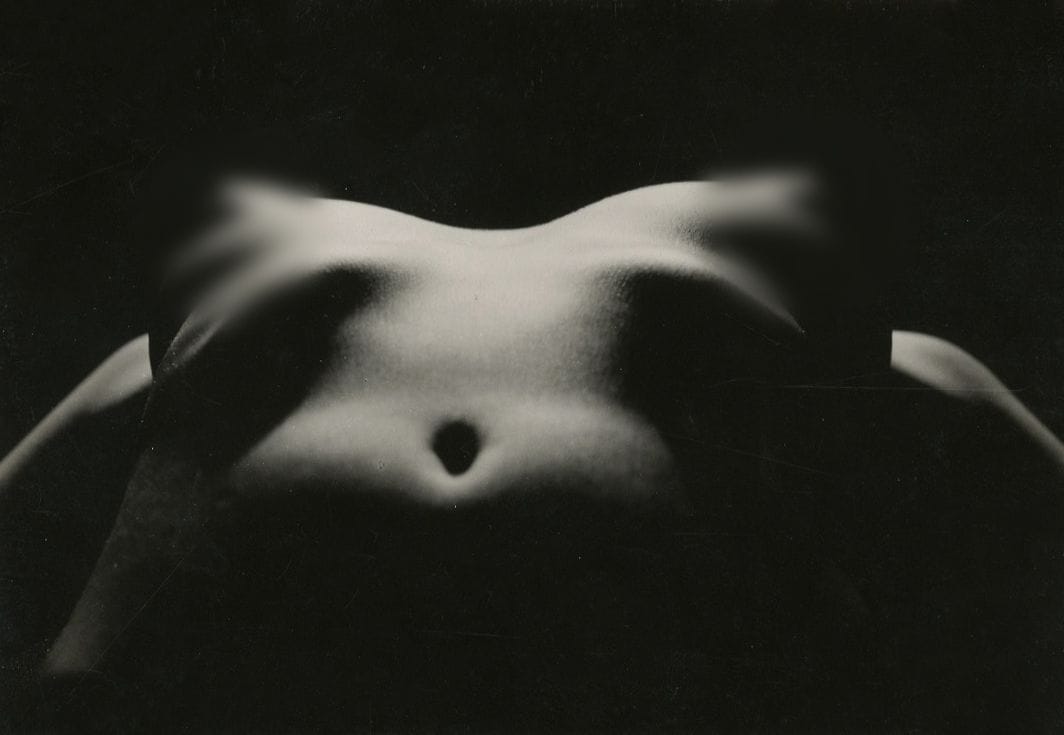 Frantisek Drtikol (1883-1961)
Torse féminin dénudé, c. 1930.
Épreuve argentique d'époque, montée par le haut sur carton
9,6 x 13,8 cm