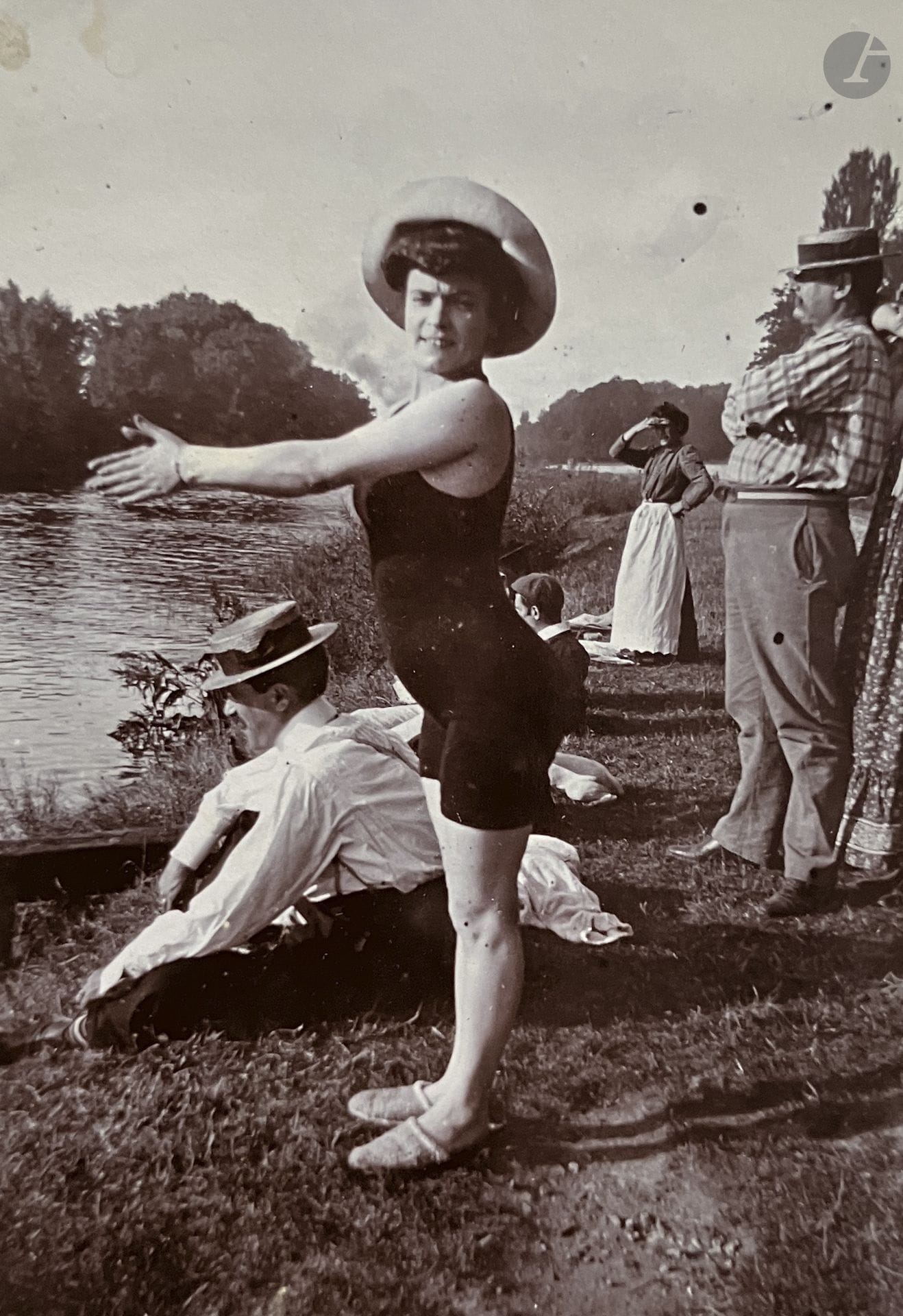 Photographe non identifié
Album de famille de Joseph et Véronique Simon (parents de Michel Simon), c. 1900-1904.
Londres. Bords de la Tamise. Déjeuner. Joseph et Véronique. Baignade. Jeux. Pontoise. Acrobaties. Chiens.
Album in-folio oblong en percaline composé d'environ 560 épreuves sur papier citrate, contrecollées sur les montages. Quelques annotations et dates à l'encre sur les feuillets.
Formats : de 6 x 8 à 12 x 8 cm