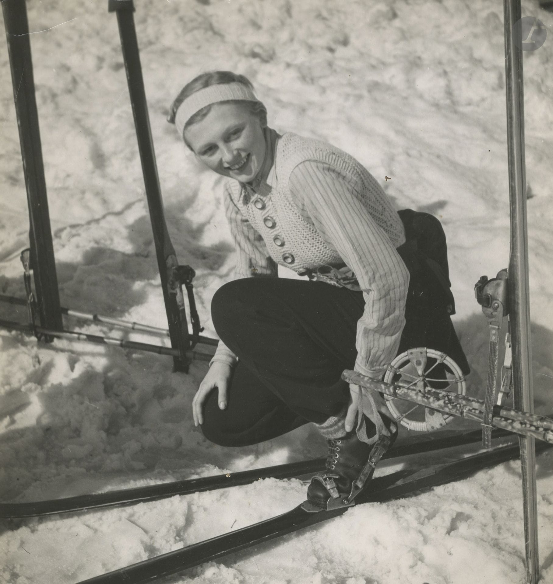 Jan Lukas (1915-2006) 
La vie en plein air [sports d'hiver], c. 1935-1940.
Six épreuves argentiques d'époque. Nombreuses signatures et tampon du photographe, ainsi que celui du distributeur "Pawel Barchan" aux versos. 
Formats : de 25,5 x 22 à 30,5 x 23,5 cm 

Provenance : Archives Pawel Barchan.