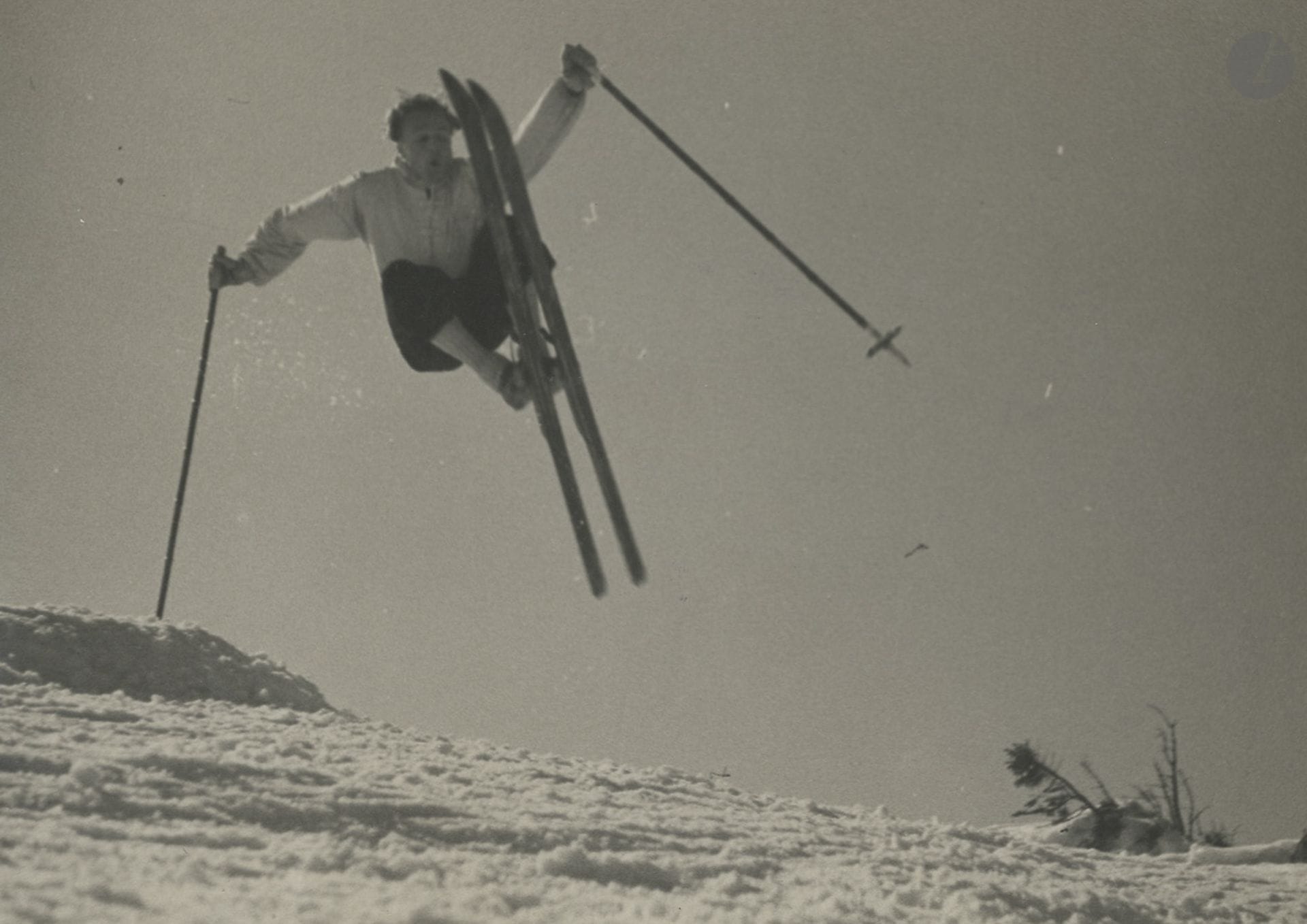 Dr. B. Kröhn
Winter sports, ca. 1935.
Four vintage silver prints. Numerous signatures and stamps by the photographer, as well as that of the distributor "Pawel Barchan," on the reverse. 
Sizes: from 12.5 x 18 to 28.5 x 23 cm 

Provenance: Pawel Barchan Archives.