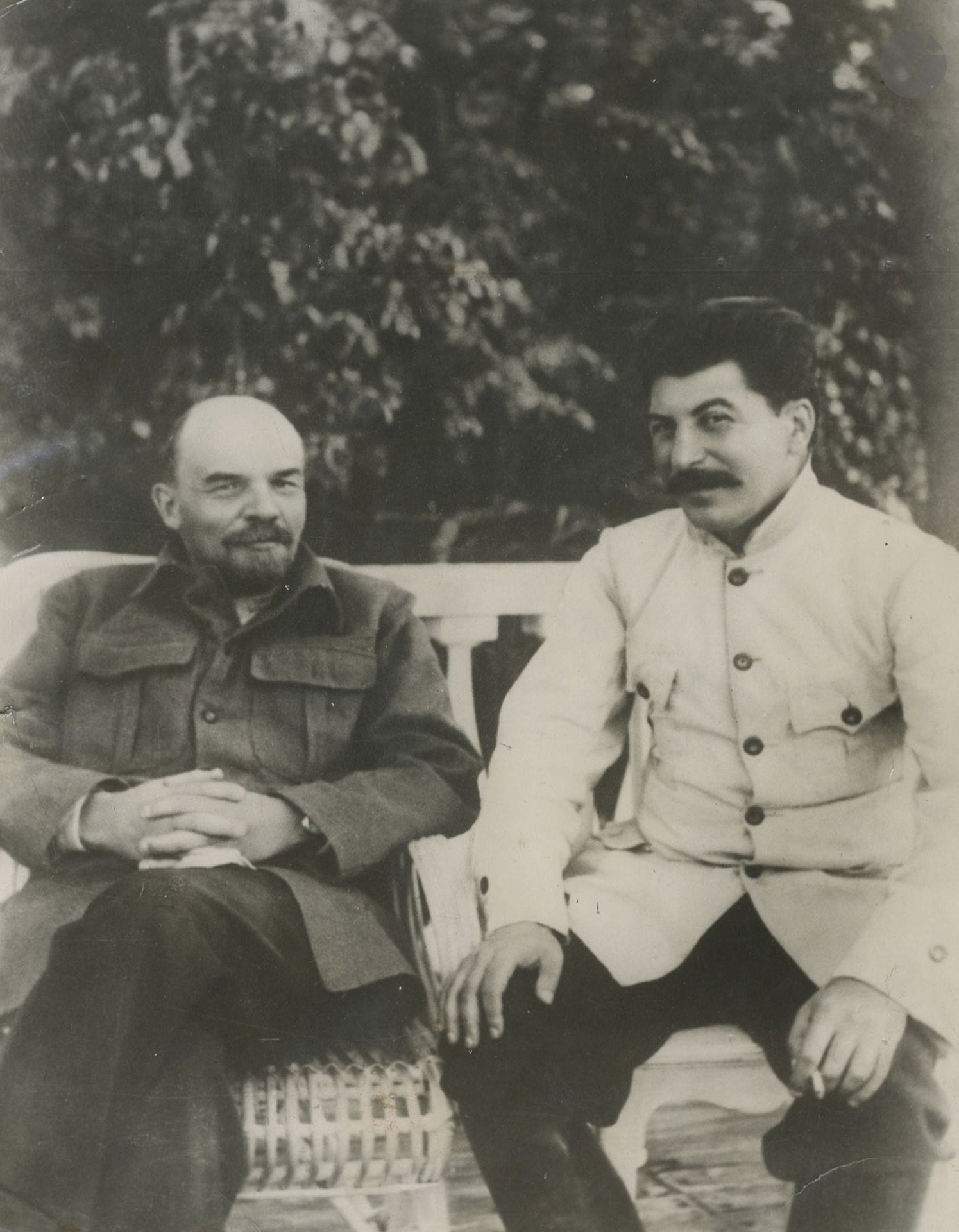 Maria Ilinitchna Oulianova (1878-1937)
Vladimir Ilitch Lénine et Joseph Staline. Gorki, c. 1922.
Contretype argentique d'époque. Tampon d'agence, légendes de presse en anglais et annotations manuscrites au verso.
Image : 21 x 16,5 cm - Feuille : 23 x 18 cm