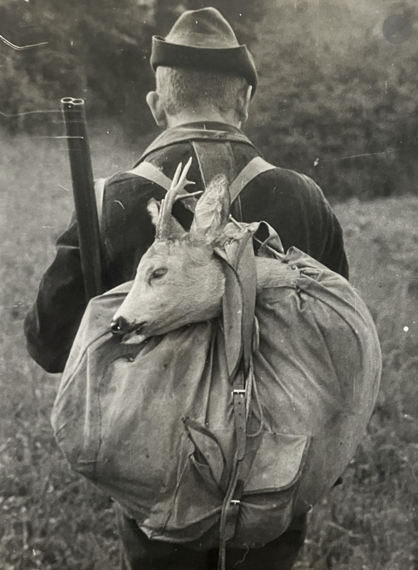 Photographe amateur non identifié 
Chasse, c. 1920-1930.
Chasseurs. Trophées. Chiens. Meutes. Pièges. Battues. Moissons. Jeux d'enfants. 
Deux albums in-4 oblongs, composés respectivement d'environ 170 et 365 épreuves argentiques d'époque. 
Formats : de 12 x 9 à 11,5 x 17 cm