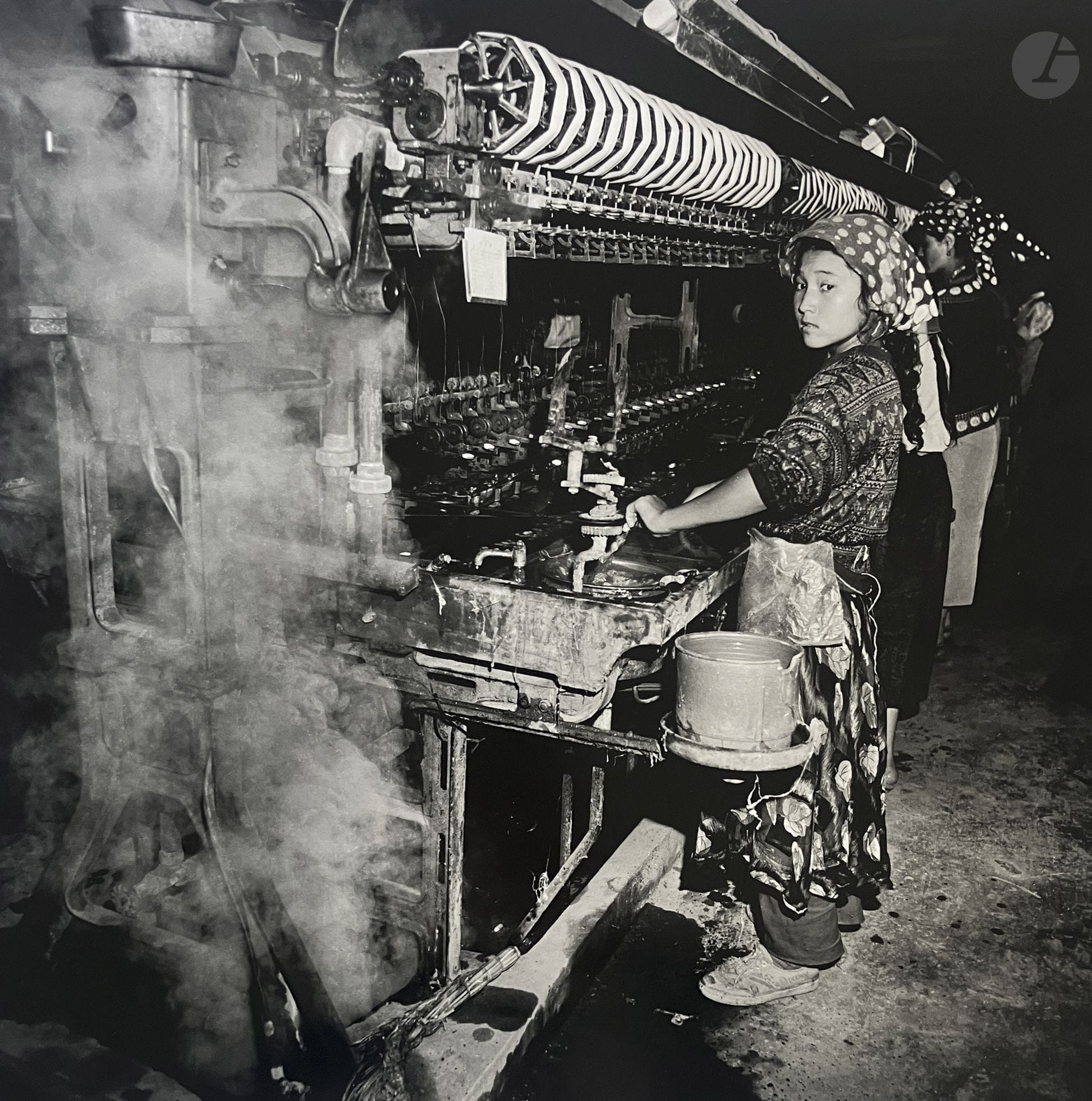 Liu Zheng (1969)
Jeune ouvrière dans une usine textile. Hetian, province du Xinjiang, 1996
Épreuve argentique (2007), signée, datée et numérotée à 10 exemplaires au verso.
Image : 46 x 46 cm - Feuille : 61 x 50,5 cm

Quelques cassures dans la gélatine.

Une épreuve similaire est conservée dans les collections du Cleveland Museum of Art.