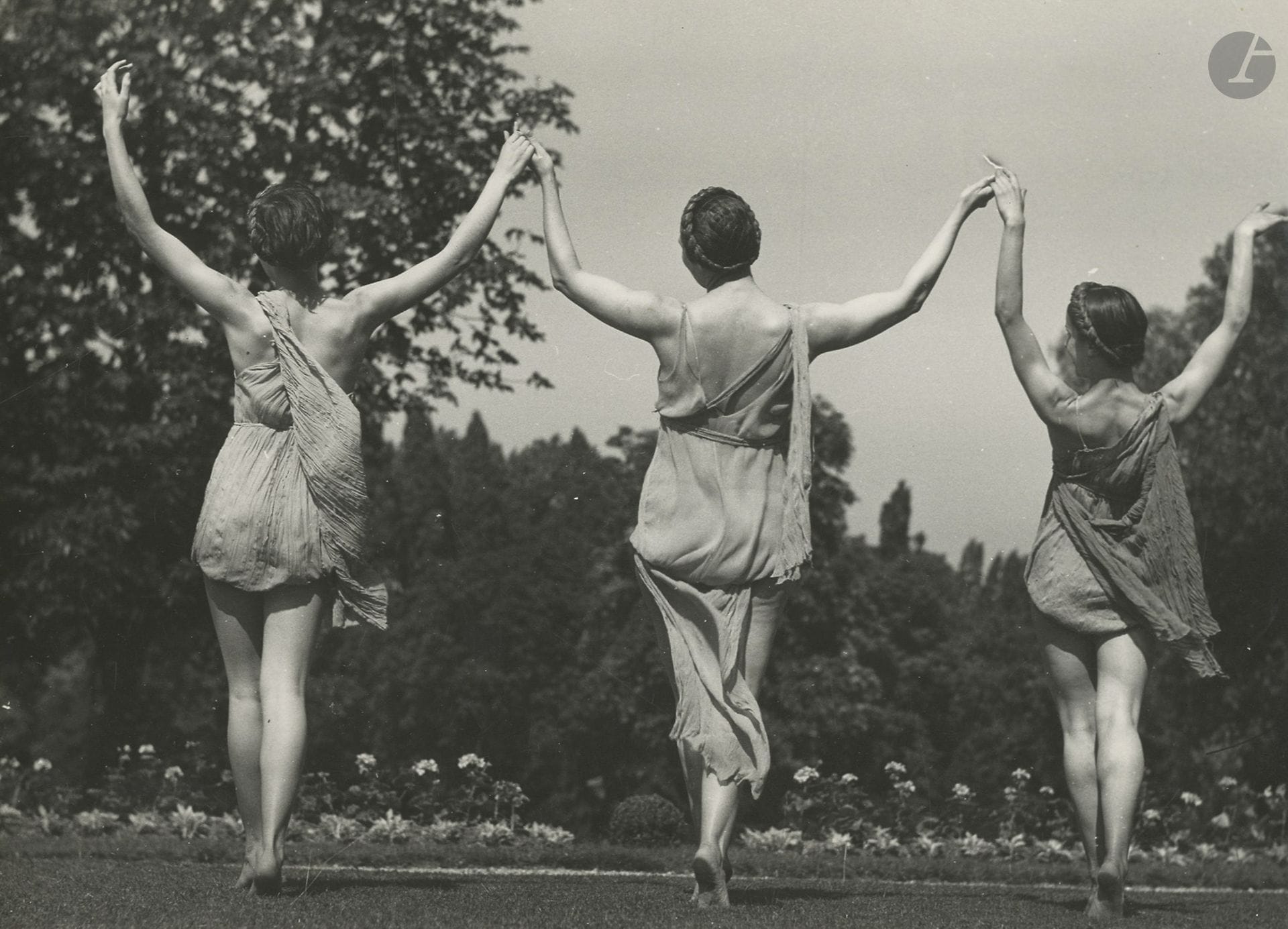 Réné Zuber (1902-1979)
Gymnastique, c. 1935-1940.
15 épreuves argentiques d'époque. Quelques tampons du photographe et du distributeur "Pawel Barchan", ainsi que des annotations manuscrites aux versos. 
Formats : de 17 x 17 à 26 x 24 cm

Provenance : Archives Pawel Barchan.