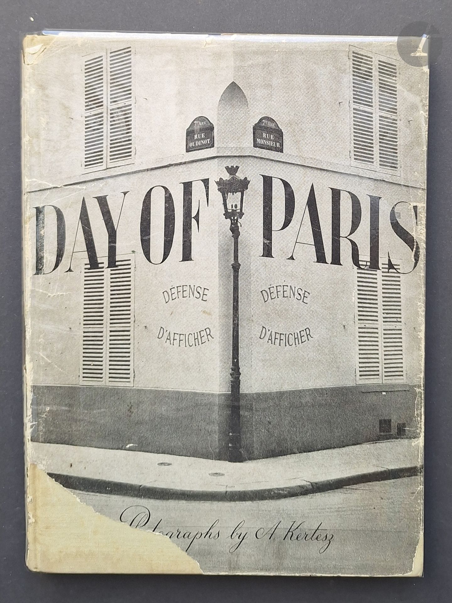 KERTESZ, ANDRÉ (1894-1985)
Day of Paris.
Photographs by A. Kertesz.
J. J. Augustin Publisher, New York, 1945.
In-8 (24,5 x 18 cm). Édition originale. 148 pages. Design de la jaquette par Alexis Brodovitch. Reliure toile avec titre en noir sous jaquette illustrée avec manques et usures. Très petite mouillure dans le bas de l'ouvrage. Un assez bel exemplaire de ce livre rare avec jaquette.
Réf. Hasselblad, pp. 138-139; Parr & Badger, I, p. 200.