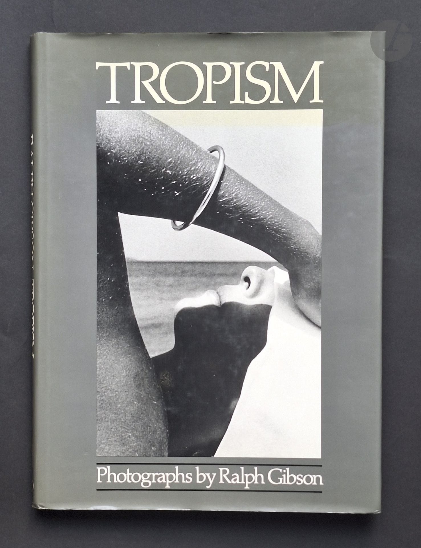 GIBSON, RALPH (1939)
Tropism.
Phaidon, Oxford, 1987.
In-4 (36,5 x 27 cm). Édition originale. 150 pages. Reliure en tissu sous jaquette illustrée.