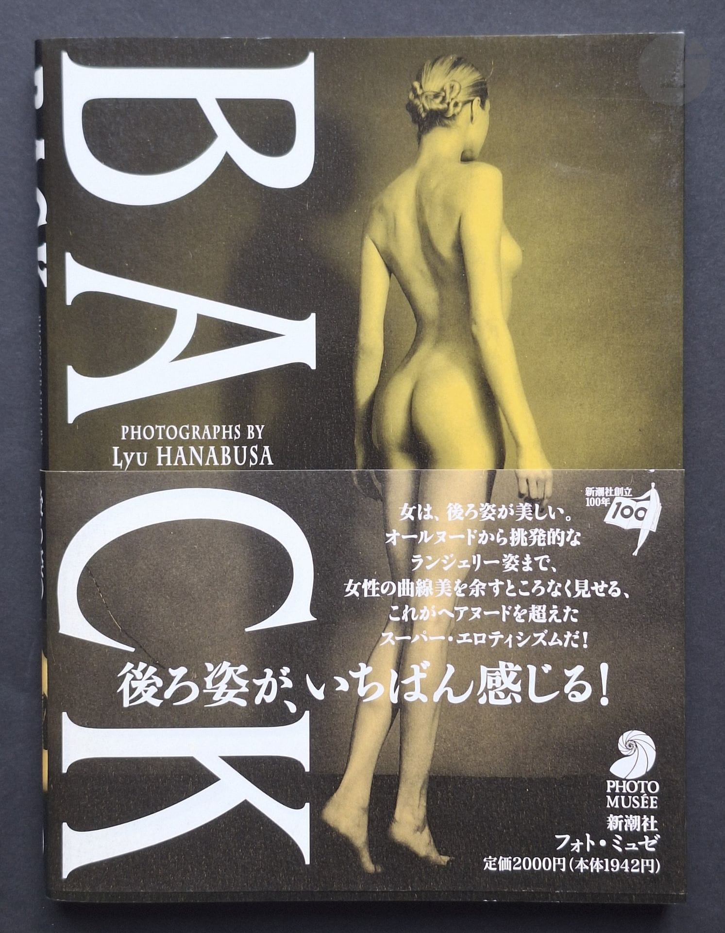 HANABUSA, LYU
Back.
Shinchosha, Tokyo, 1996.
In-8 (20 x 15 cm). Japanese first edition. Paperback with illustrated dust jacket and obi. Erotic photographs, rear views. Excellent condition.
