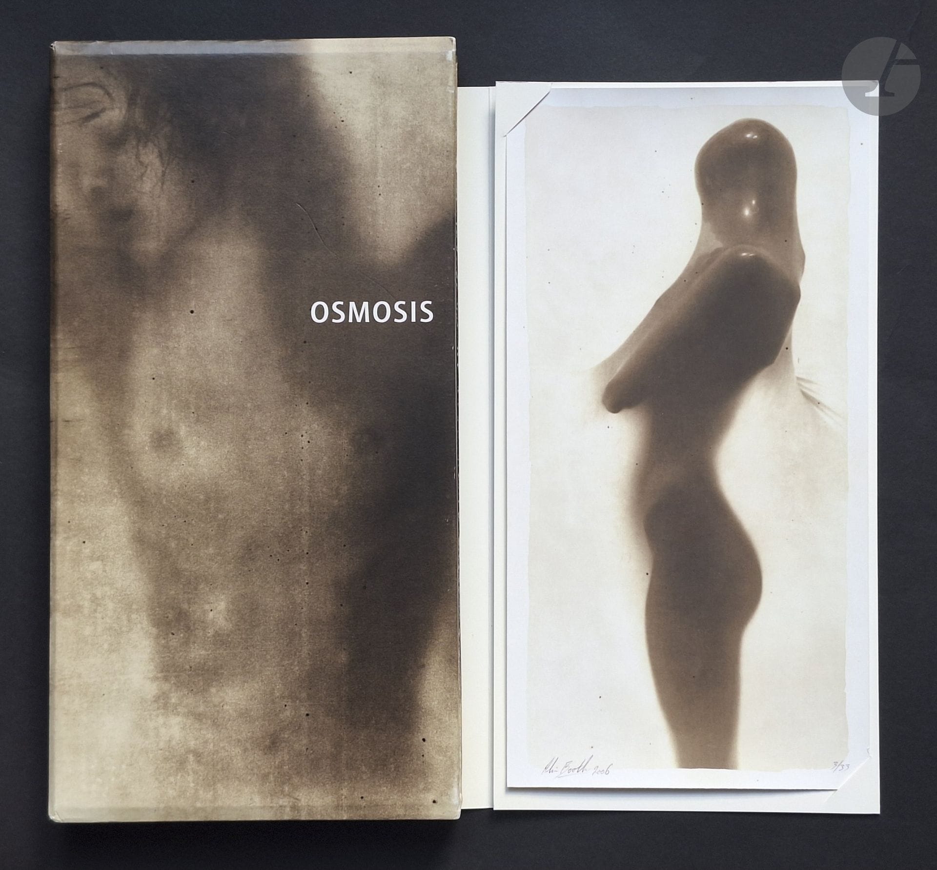 BOOTH, ALVIN (1959) [with a signed print]
Osmosis.
Galerie Vevais, 2006.
In-4 (34 x 18.5 cm). First edition, accompanied by an original signed print, numbered 3/33. Print size: 33 x 17 cm. In the publisher’s slipcase.