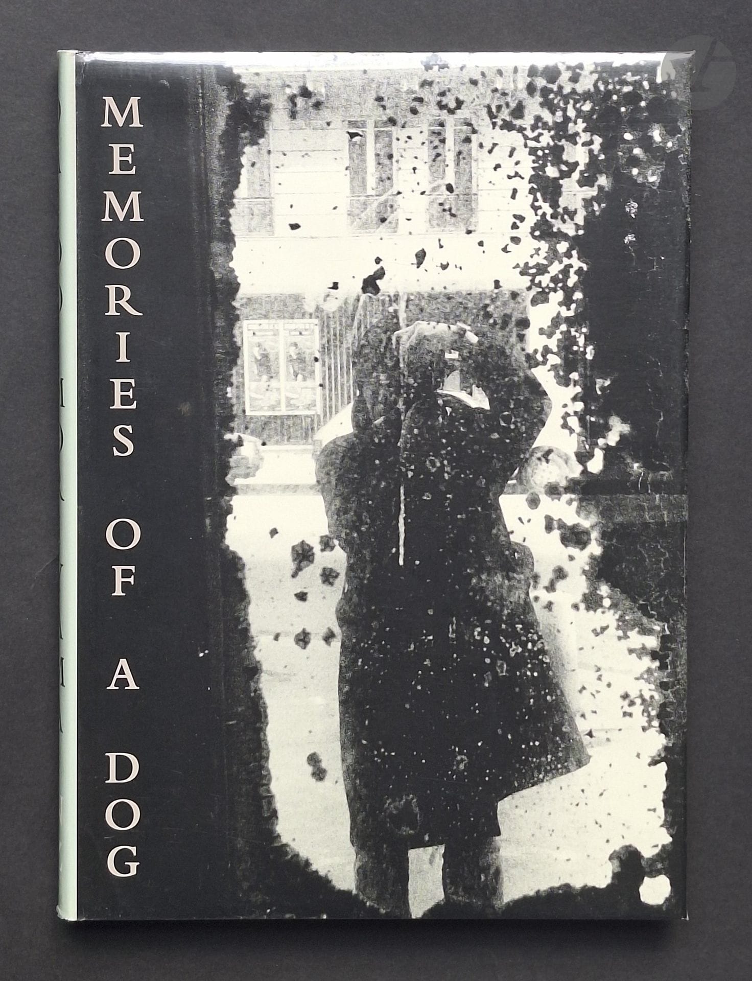 MORIYAMA, DAIDO (1938) [signed]
Memories of a Dog.
Nazraeli Press, Tucson, 2004.
In-8 (25 x 18 cm). First edition, signed on the title page. Publisher’s hardcover with an illustrated dust jacket.