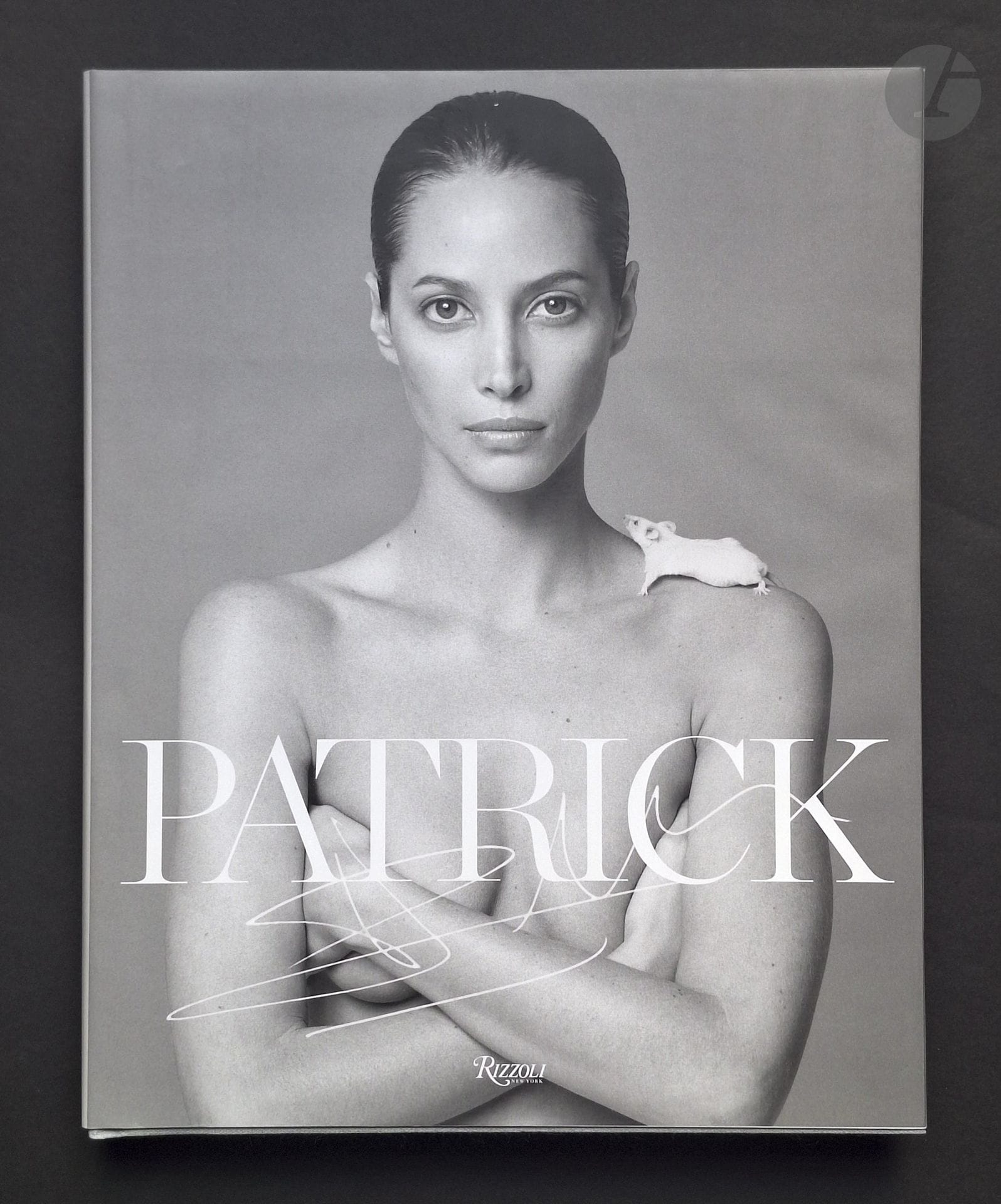 DEMARCHELIER, PATRICK (1943-2022)
Fashion Photographs Seen and Unseen.
Works 1970-2020.
Rizzoli, 2025.
In-4 (36 x 29 cm). Édition originale. Reliure en tissu sous jaquette à rabat illustrée.