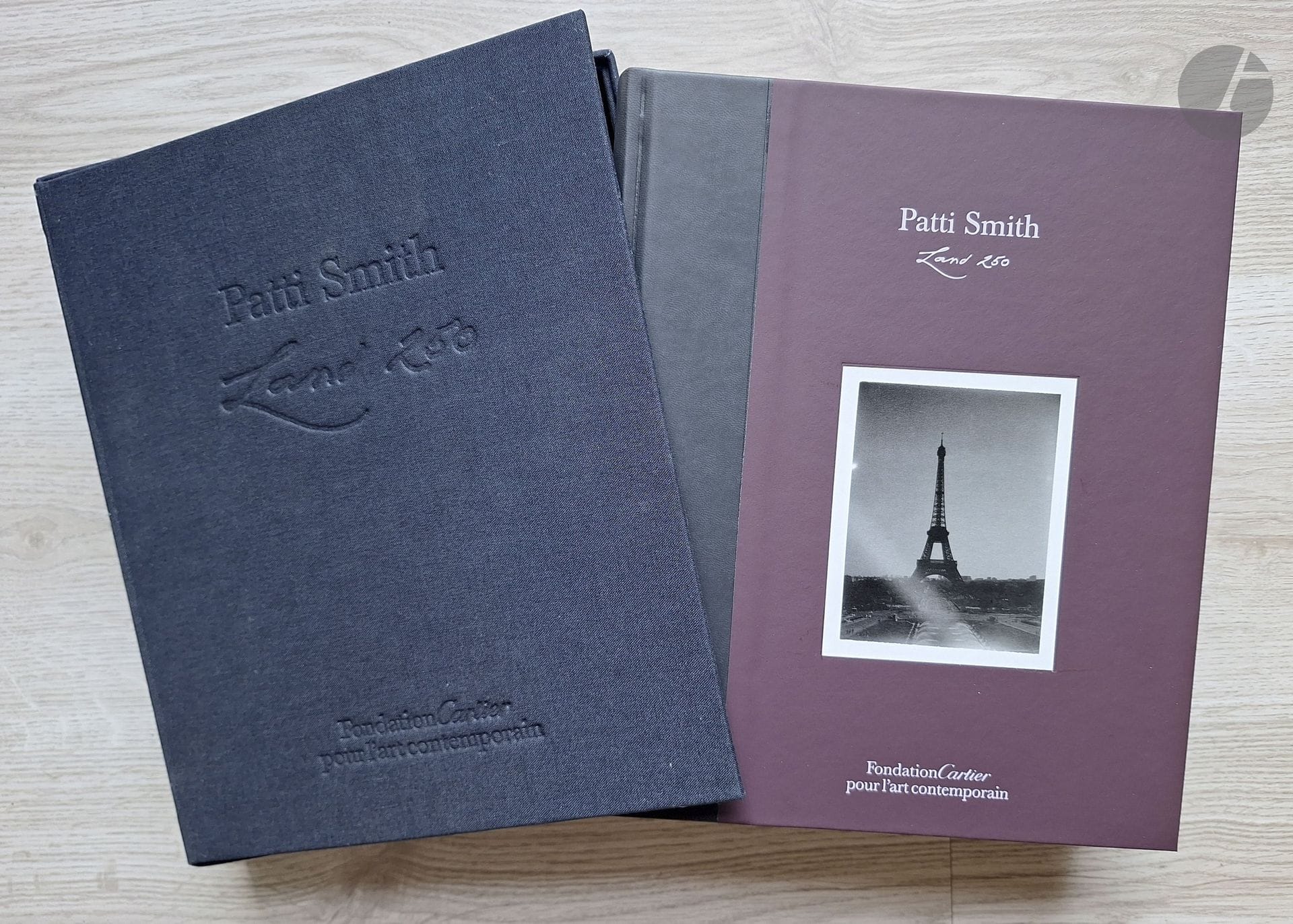PATTI SMITH (1946-) [signed]
Land 250.
Fondation Cartier pour l'art contemporain, 2008.
In-4 (27 x 22 cm). First edition, printed in a limited run of 100 copies, numbered and signed by Patti Smith. Copy no. 80/100, signed. 310 pages. Texts in French and English. Illustrated hardcover, in the publisher’s slipcase.