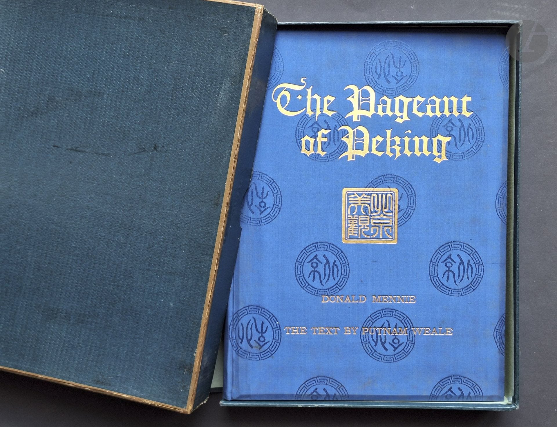 MENNIE, DONALD (1875-1941)
The pageant of Peking.
A.S. Watson Co, Shanghai, 1922.
Grand in-4 (38 x 28,5 cm). Troisième édition. Texte en anglais de Putnam Weale. 66 photographies imprimées en héliogravure. Reliure en toile de soie bleue titrée en lettres dorées. Sous emboîtage d'origine de l'éditeur. Exemplaire en très bel état, grâce à l'emboîtage qui a rempli sa fonction de protection.
Ref. Auer p. 114 ; Parr & WassinkLundgren, The Chinese Photobook, pp. 38-39.