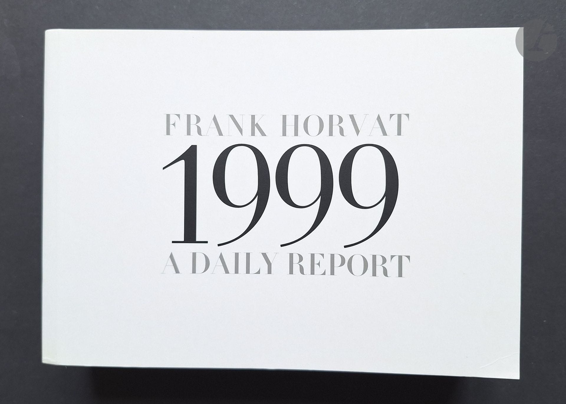 HORVAT, FRANK (1928-2020) [signé]
1999. A daily report.
Dewi Lewis Publishing, 2000.
In-8 (14 x 19,5 cm). Édition originale, signée en page de faux-titre par Frank Horvat. 560 pages. Horvat photographie en couleurs jour après jour l'année 1999. Ce livre en est le reflet. Couverture souple titrée en noir.