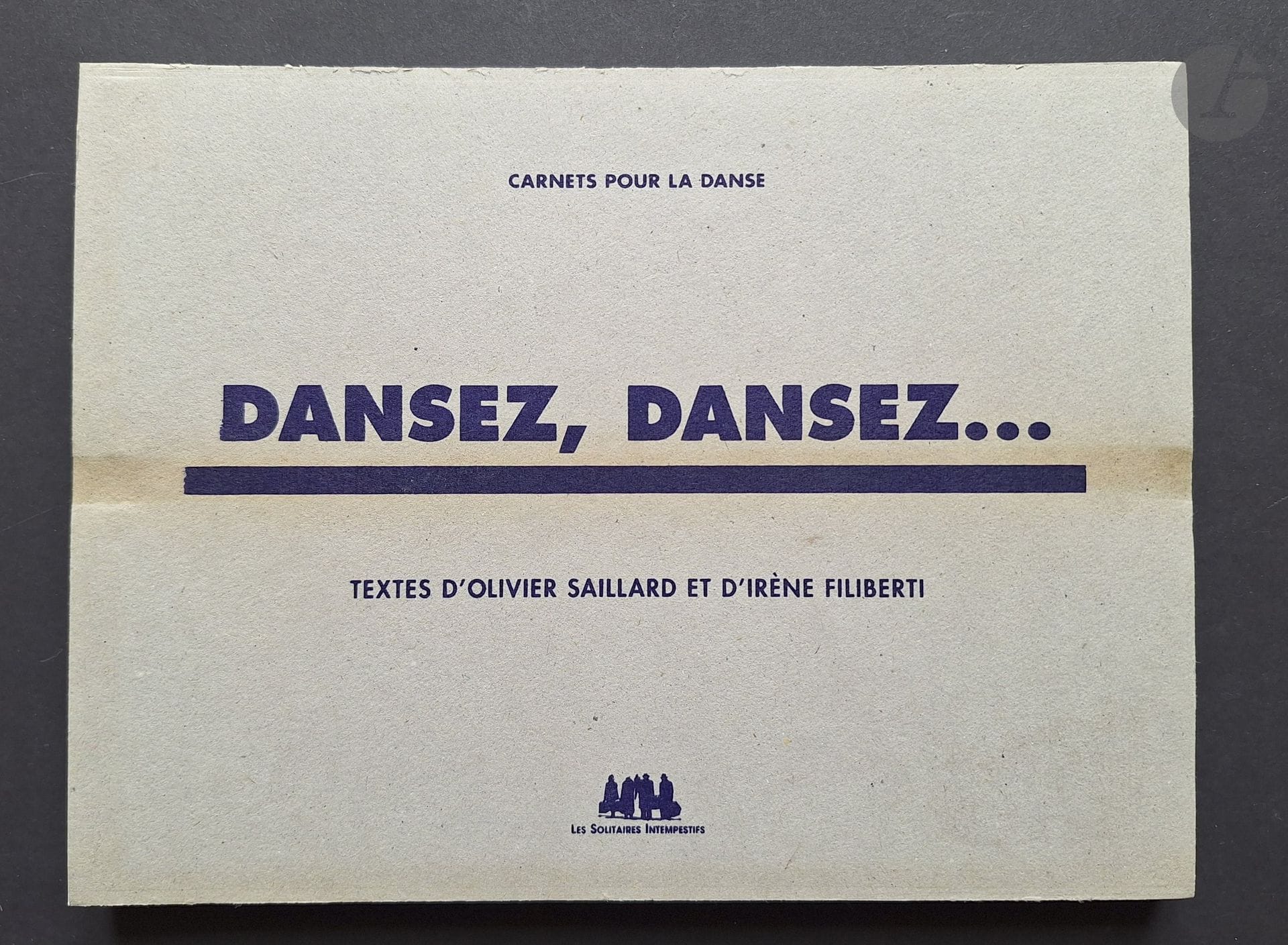 MOON, SARAH (1941-)
Dansez, dansez …
Les Solitaires Intempestifs, 2002.
Leporello 16 x 21 cm. Édition originale. Textes d'Olivier Saillard et d'Irène Filiberti; 20 photographies. Les chorégraphies et danseurs photographiés par Sarah Moon sont vêtus de costumes de scène créés notamment par Christian Lacroix, Comme des Garçons et Sylvie Skinazi. Cartonnage rigide titré.