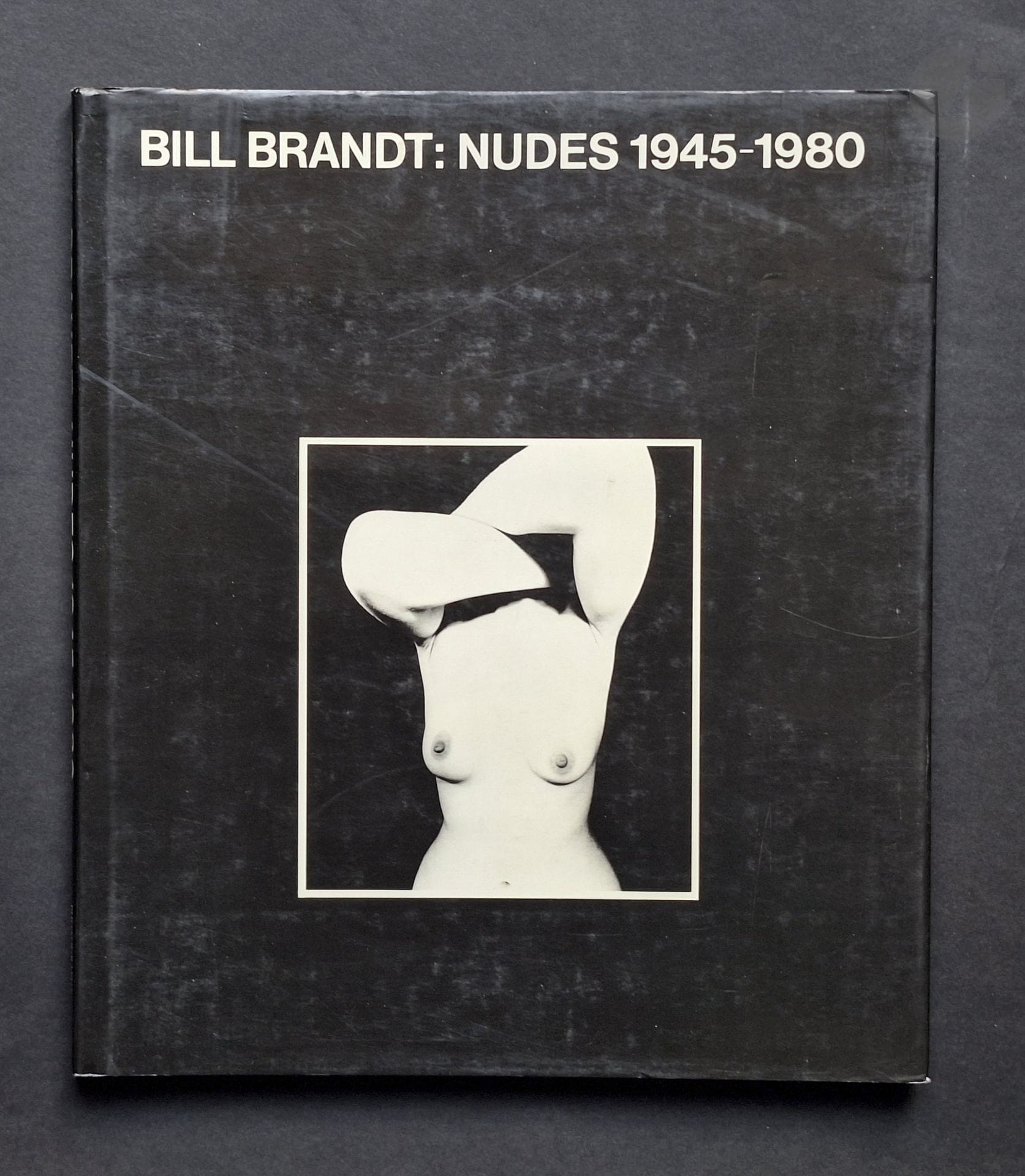 BRANDT, BILL (1904-1983)
Nudes 1945-1980. 
Gordon Fraser, London, 1982. 
In-4 (29 x 25 cm). Édition originale anglaise. Reliure d’éditeur sous jaquette illustrée. 100 des meilleurs nus de Bill Brandt.