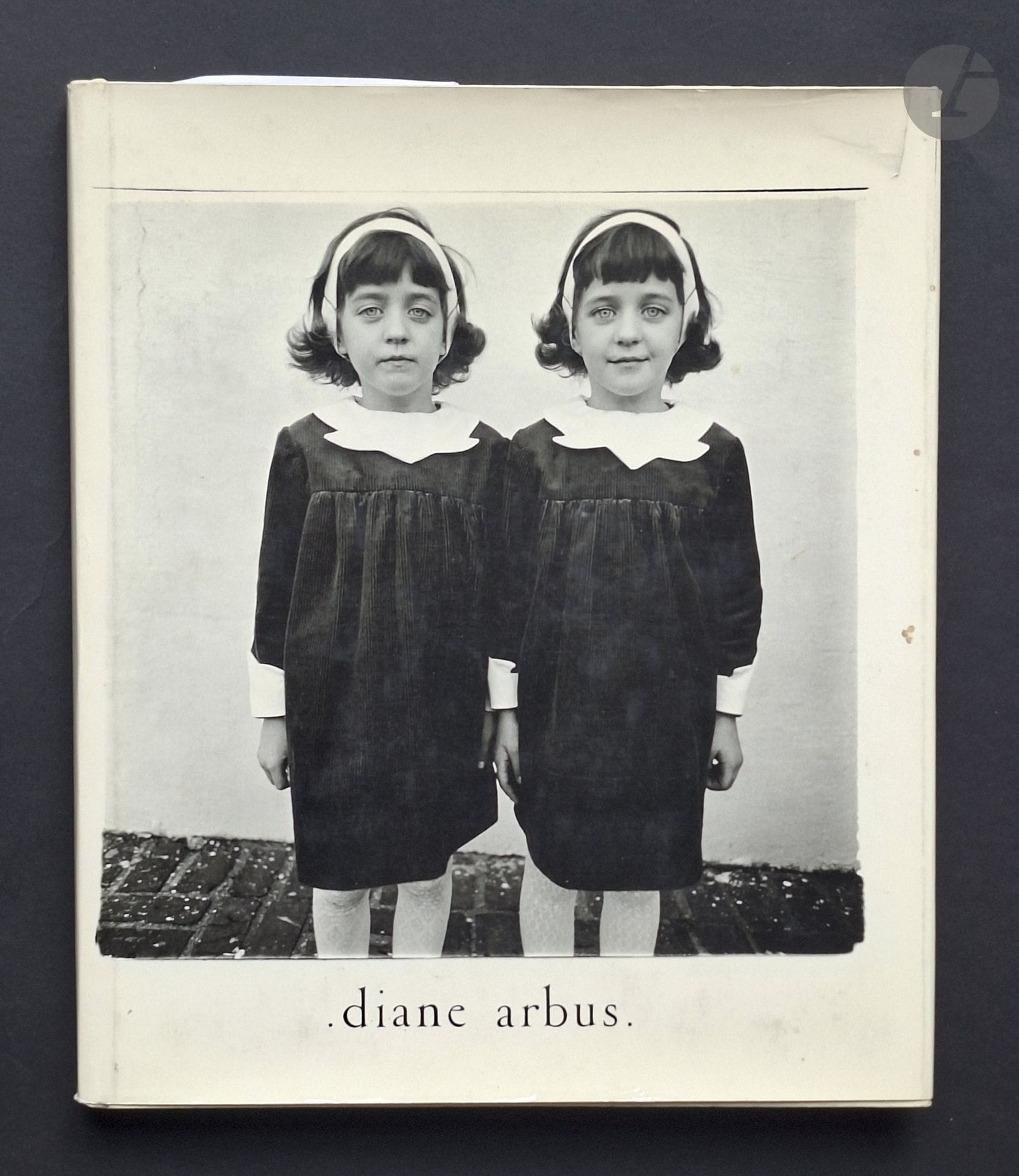 ARBUS, DIANE (1923-1971)
Diane Arbus.
Aperture, New York, 1972.
In-4 (28 x 24 cm). Édition originale américaine. Troisième impression. 15 pages de texte, suivies des planches de photographie. Cartonnage d'éditeur illustré sous jaquette illustrée (déchirures).
Ref. Parr & Badger, I, pp. 258-259.