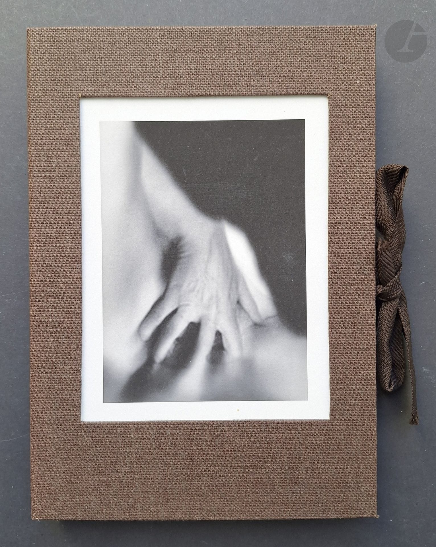 FAUVILLE, CLAUDE (1940) [signé]
Il y a des mains qui giflent, mais celles-ci elles caressent.
Autoédition, sans date [c.2010].
Portefeuille 22,5 x 16 cm en tissu brun, avec une photographie originale encartée sur le 1er plat; fermeture à lacet. Tirage à 5 exemplaires seulement. Le coffret contient un planche de titre, avec dédicace et signature de Claude Fauville et 15 tirages platine-palladium 21 x 15 cm, avec les marges, tous signés et numérotés "1/5" au dos.