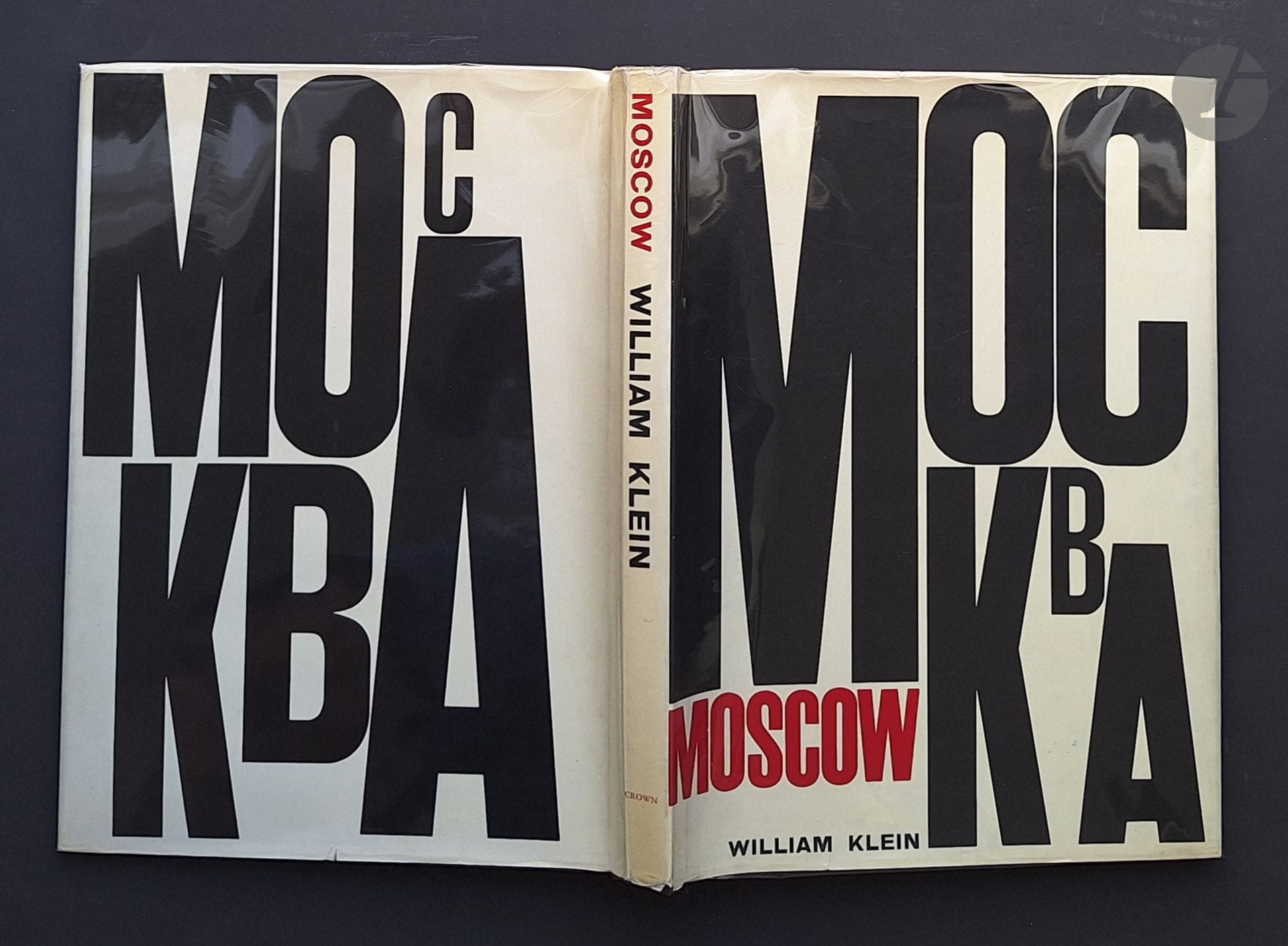 KLEIN, WILLIAM (1926-2022)
Moscow.
Crown Publishers, New York, 1964.
In-4 (35,5 x 26 cm). Édition originale américaine. 184 pages. Préface, en anglais, de Harrison Salisbury. Cartonnage d'éditeur sous jaquette illustrée. (A noter, un nom inscrit au stylo en page de garde).