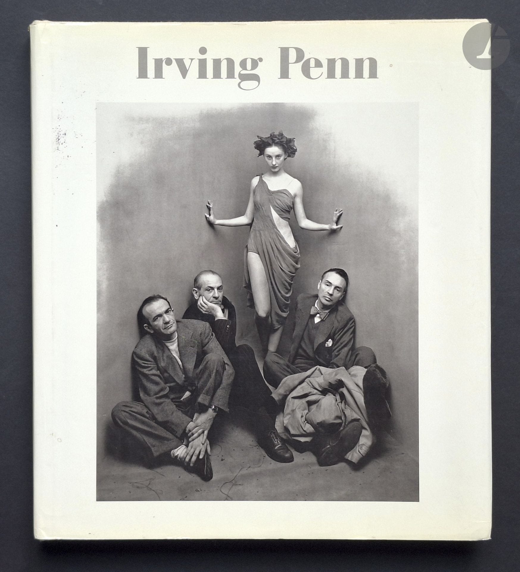 PENN, IRVING (1917-2009)
Irving Penn.
The Museum of Modern Art, New York, 1984.
In-4 (31 x 27 cm). Édition originale. Texte de John Szarkowski. 216 pages. 156 photographies. Reliure en tissu avec jaquette illustrée.
