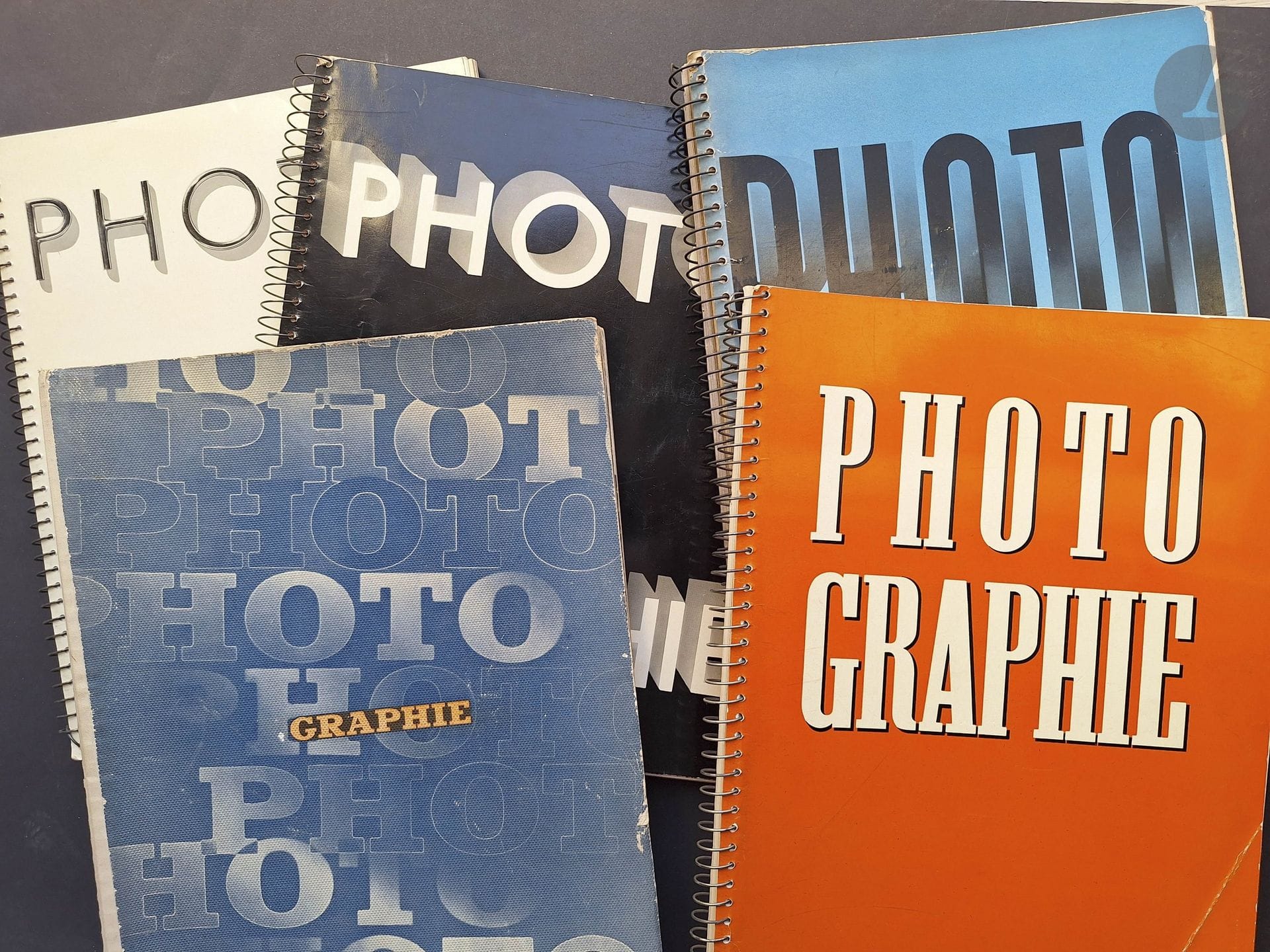 ARTS ET MÉTIERS GRAPHIQUES
Cinq ouvrages. 
PHOTOGRAPHIE 1930, 1931, 1932, 1935, 1939.
In-4 (31 x 24 cm). Éditions originales. Cinq de ces volumes annuels, publiés par Arts et Métiers Graphiques, proposant le meilleur de la photographie des années 30 (la collection complète est composée de 11 volumes entre 1930 et 1947) . Photographies somptueusement imprimées en héliogravure. On y retrouve des photographies de Ylla, Erwin Blumenfeld, Hein Gorny, Florent Fels, Brassaï, Florence Henri, Bill Brandt, Pierre Jahan, André Steiner, Emmanuel Sougez, Platt-Lynes, Imboden, Umbo, Kardas, Laure Albin-Guillot, Edward Weston, André Steiner, Guida, Alex Keighley, Rémy Duval, Herbert List, Kollar, Cecil Beaton, Munkacsi, Nora Dumas, Pierre Boucher, Yva, Jean Moral, Ilse Bing, Berenice Abbott, Hoppé, Helmar Lerski, Margaret Bourke-White, Lee Miller, Man Ray, Tabard, Eli Lotar, Steichen, Moholy-Nagy, Sougez, Kertesz, e.a.
Bel état de l'ensemble, fragile, car relié par une spirale.